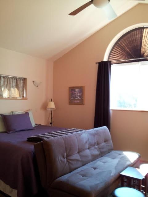 King Suite - Non-Smoking photo 3