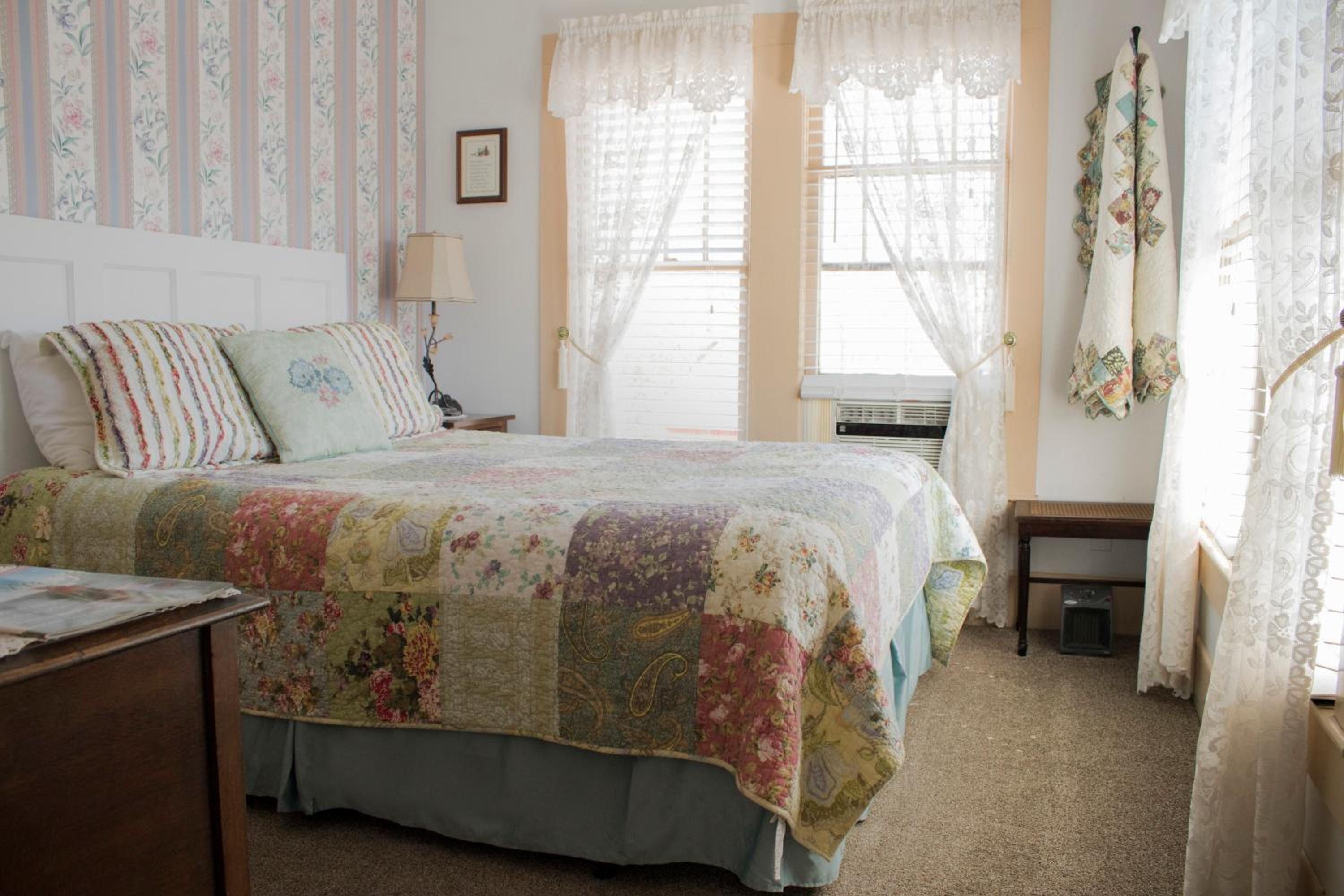 Deluxe Queen Suite photo 3