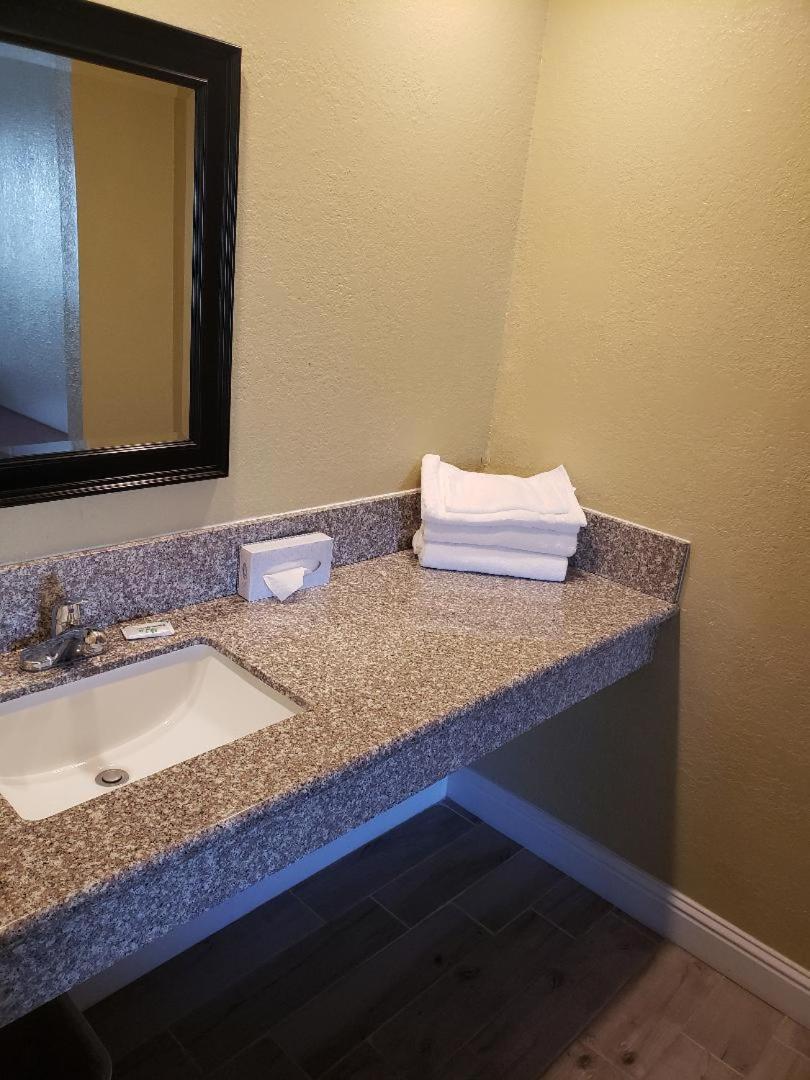 Double Room - Non-Smoking  - Photo 5