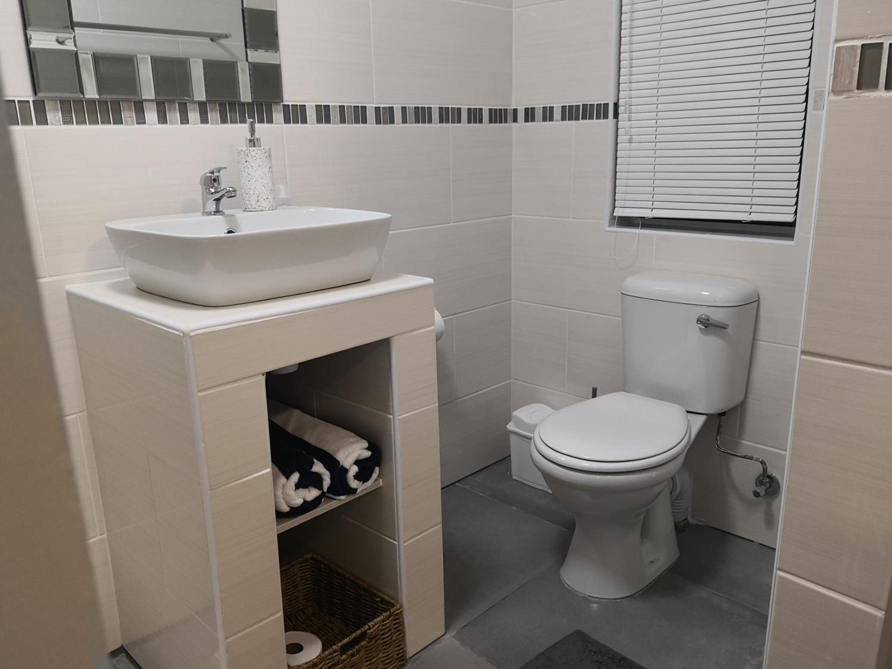 Deluxe Double Room with Shower - Photo 3