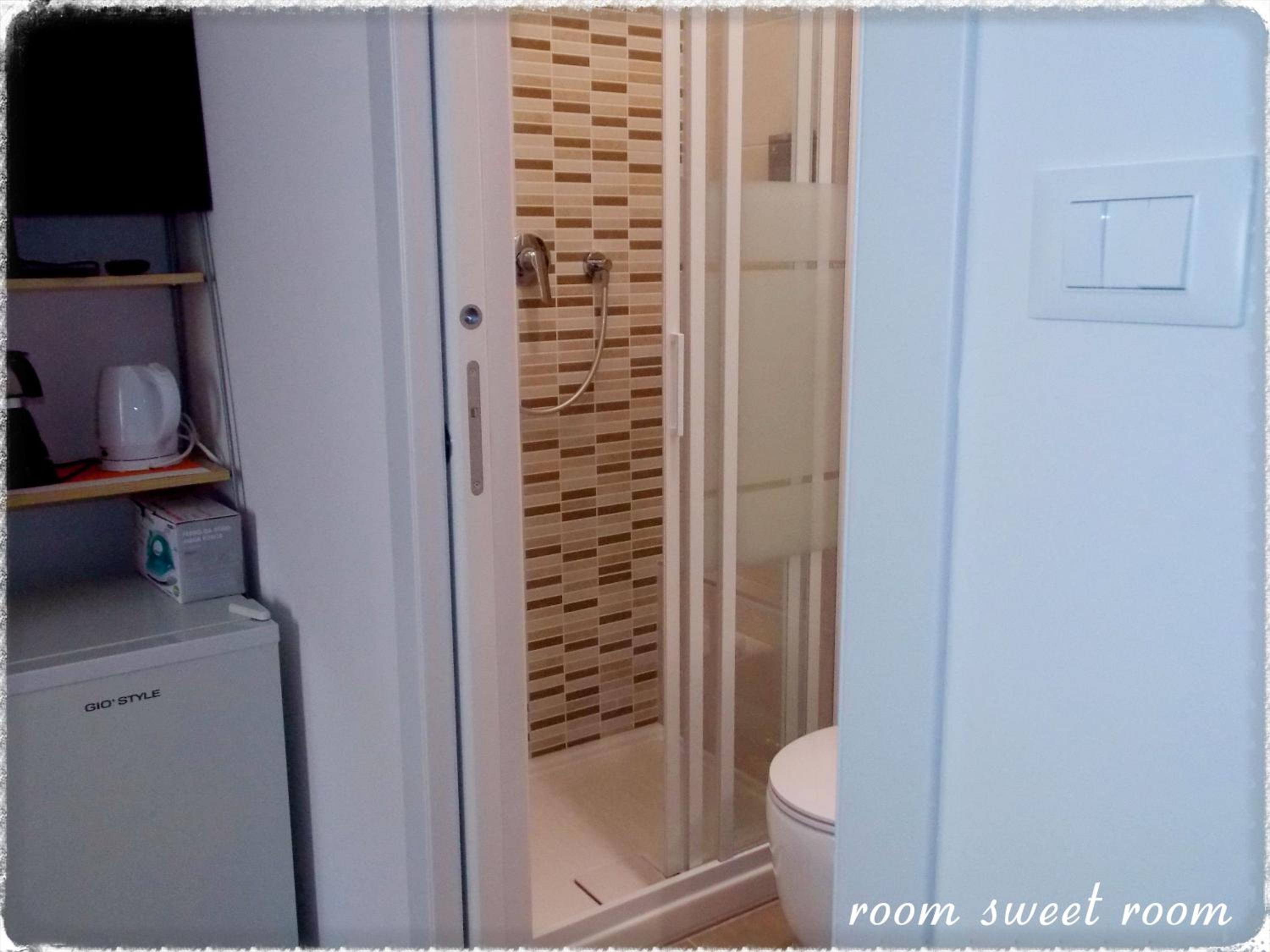 Double Room with Private Bathroom - Photo 10