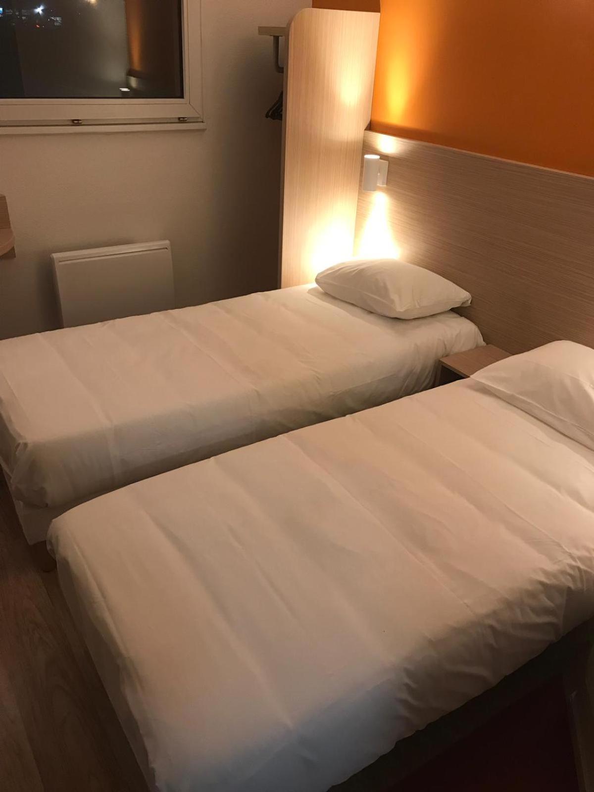 Standard Twin Room - Photo 3