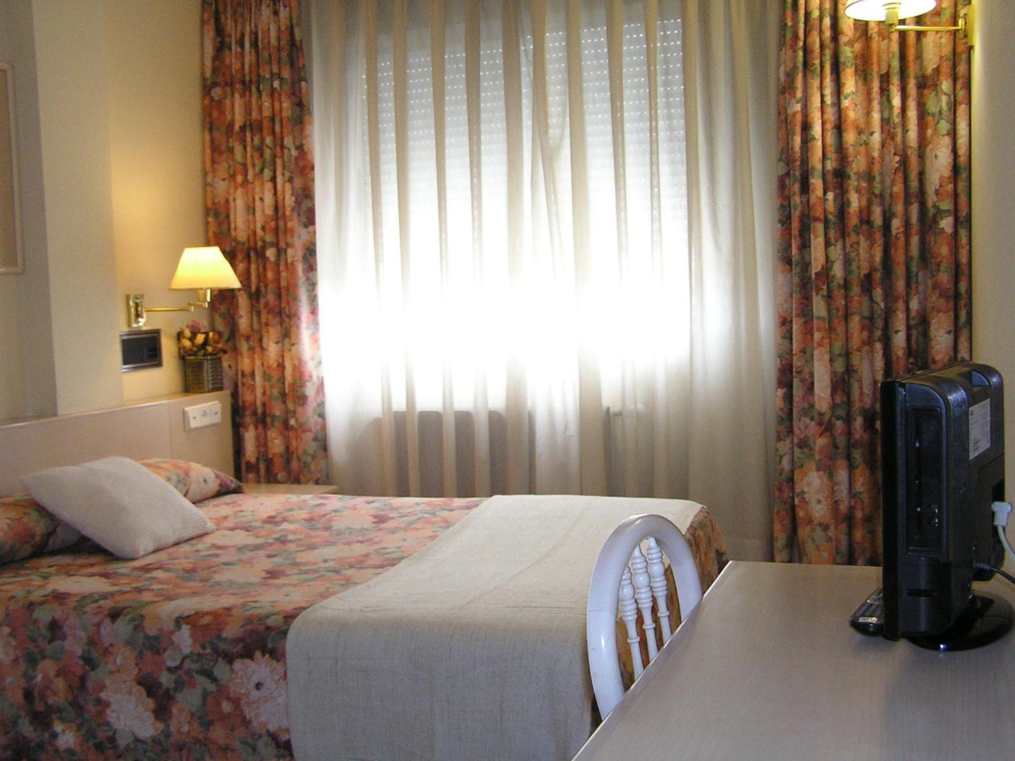 Double or Twin Room - Photo 6