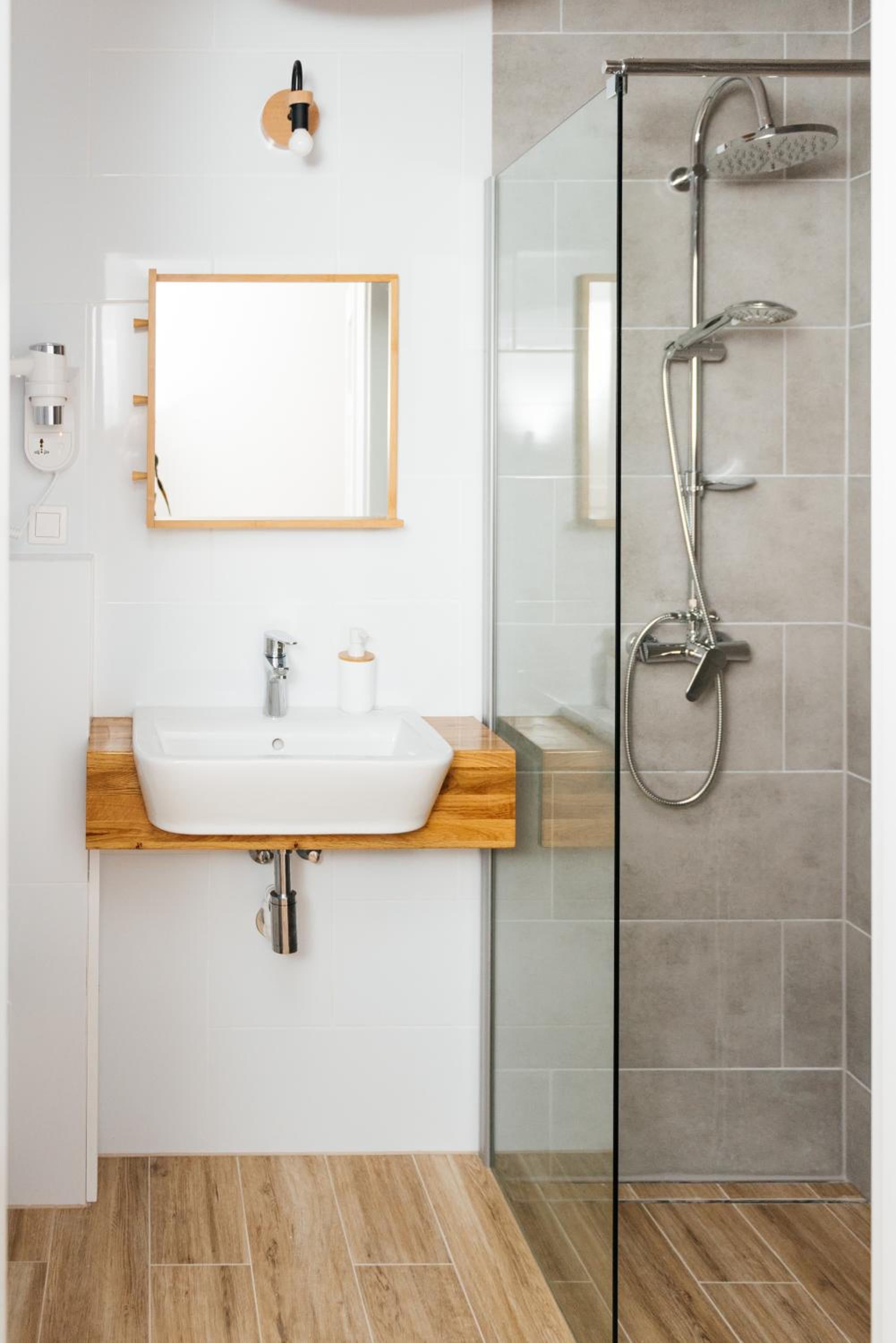 Twin Room with Private Bathroom photo 2