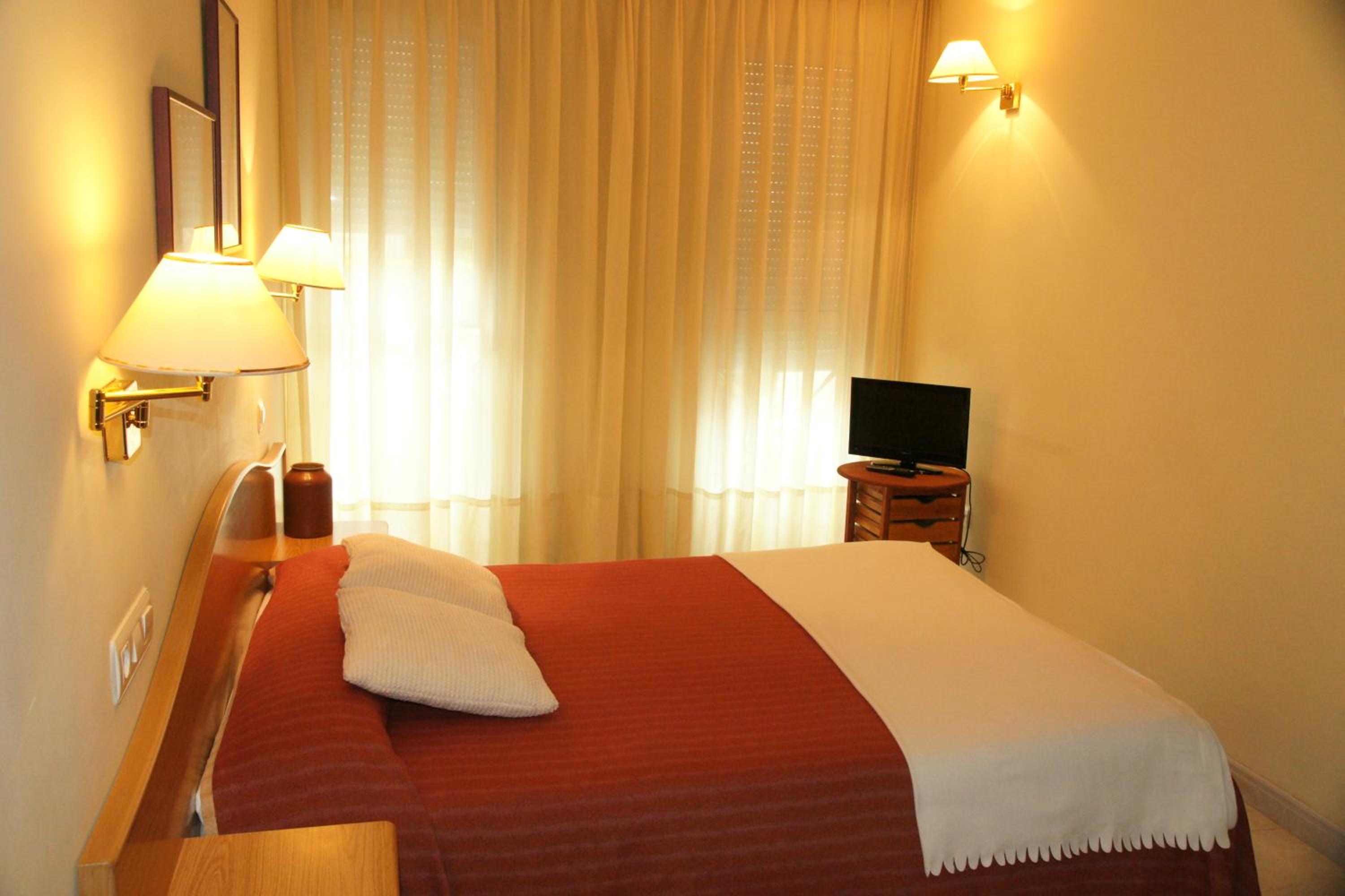 Double or Twin Room - Photo 4