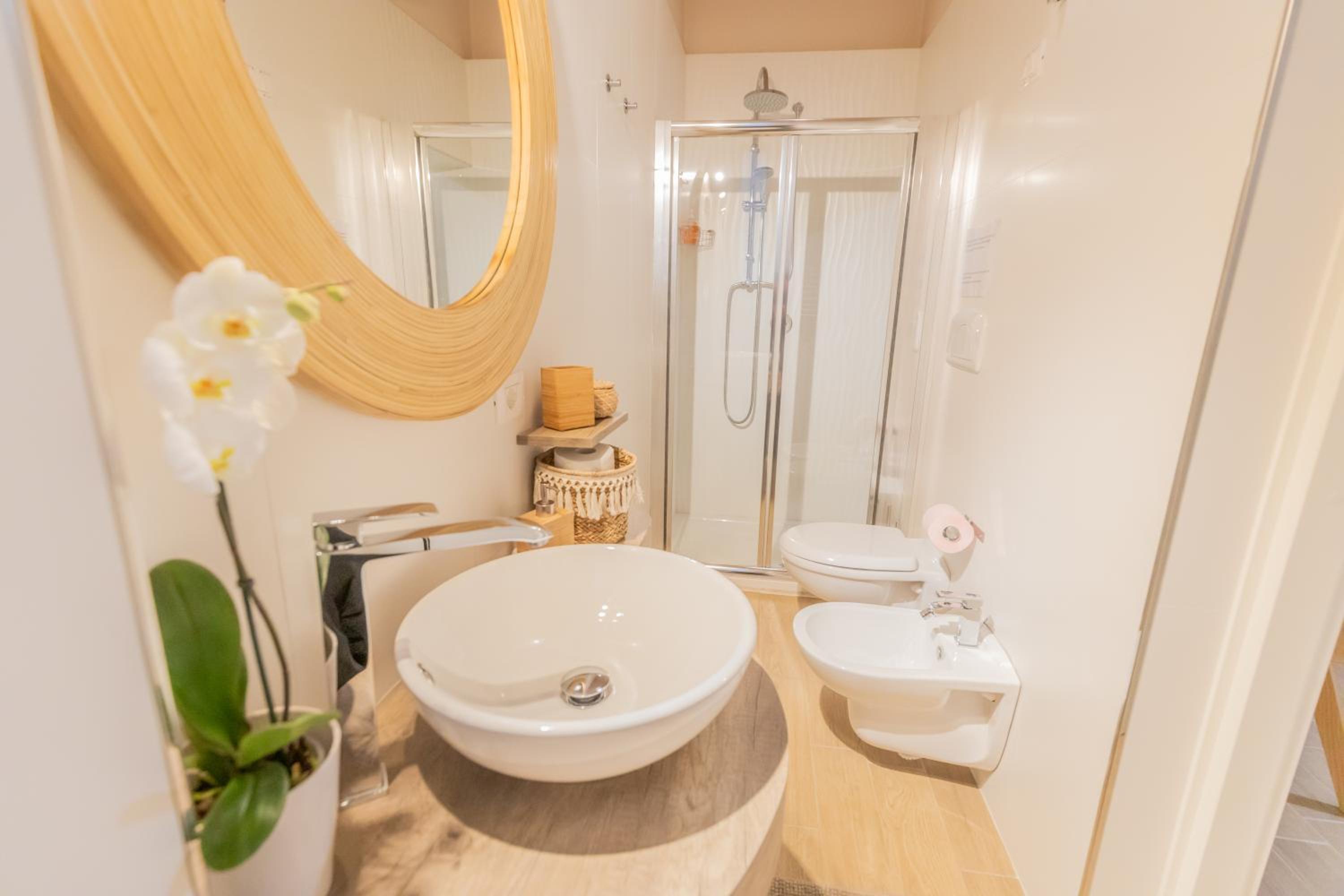 Double Room with Balcony - Photo 10