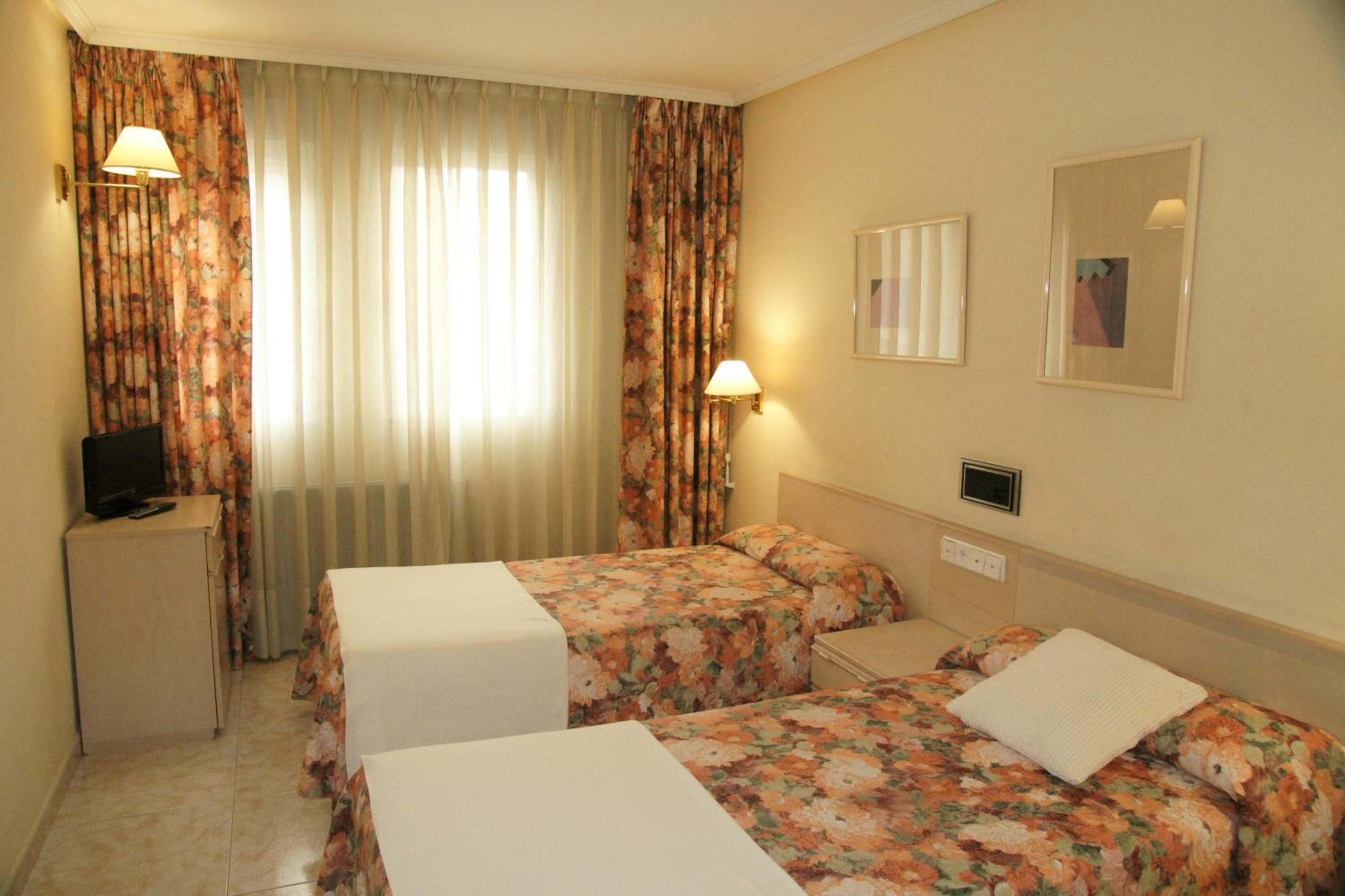 Double or Twin Room - Photo 3