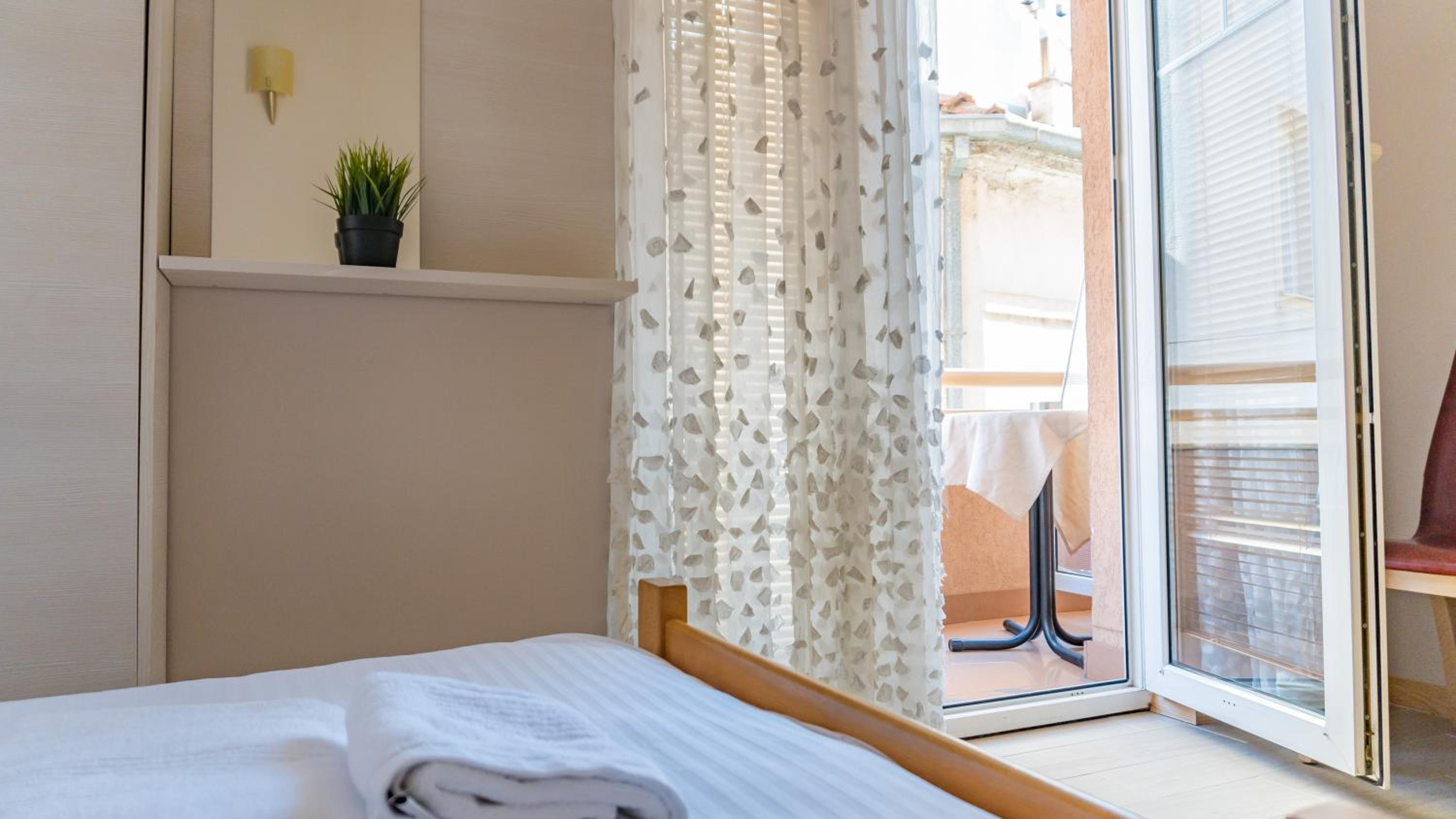 Double Room - Photo 7