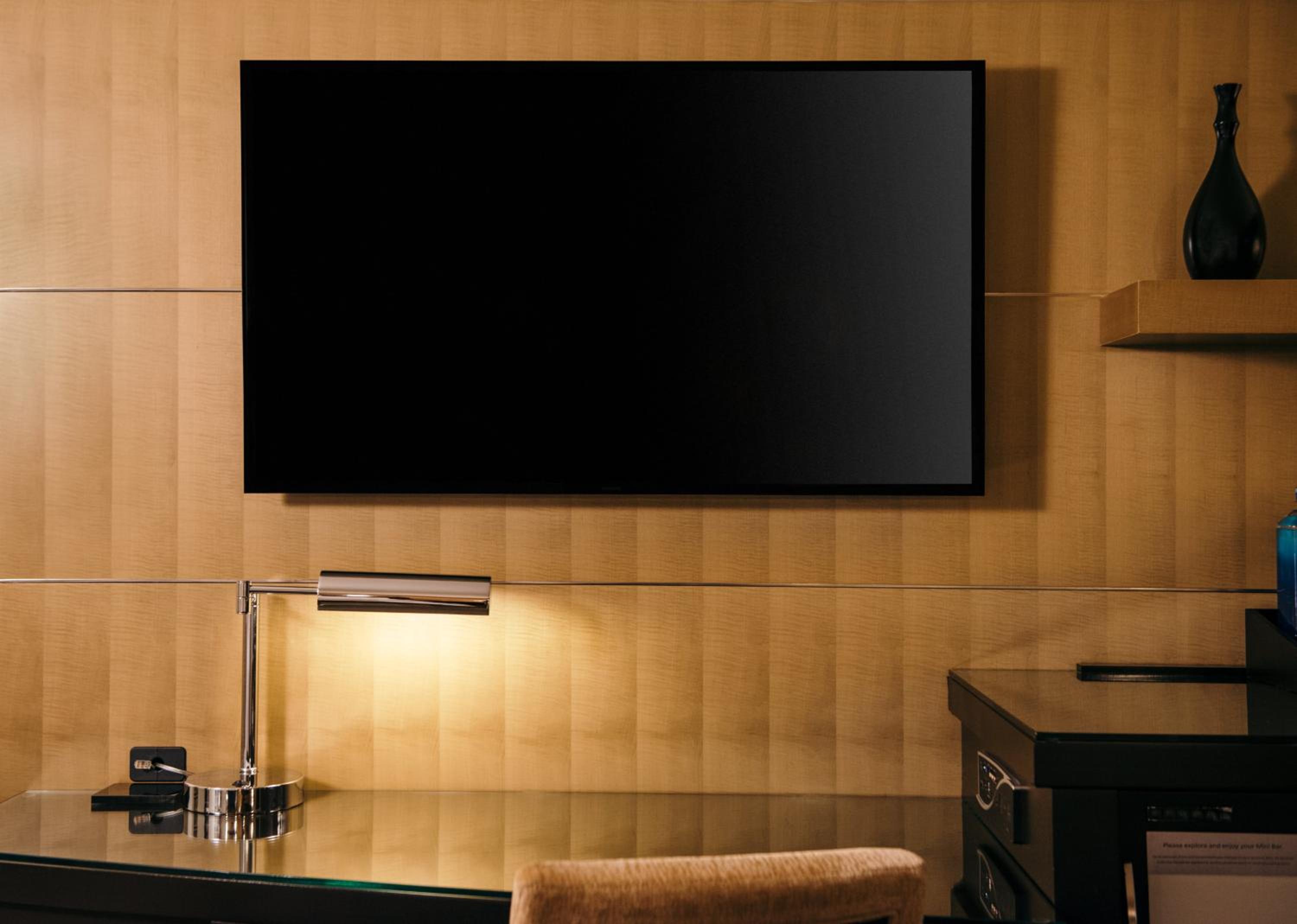 Deluxe Accessible King with Strip View