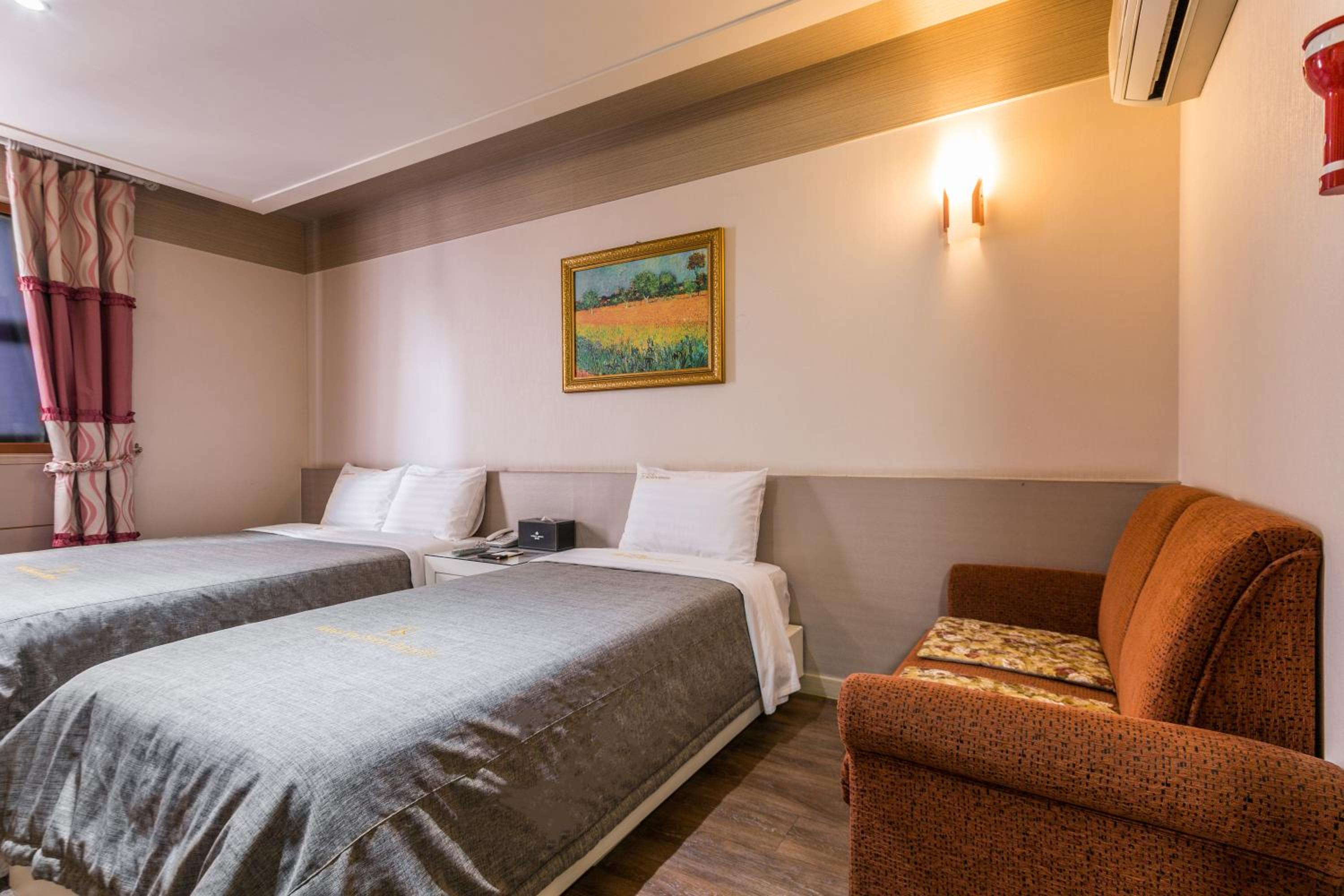 Standard Twin Room - Photo 4