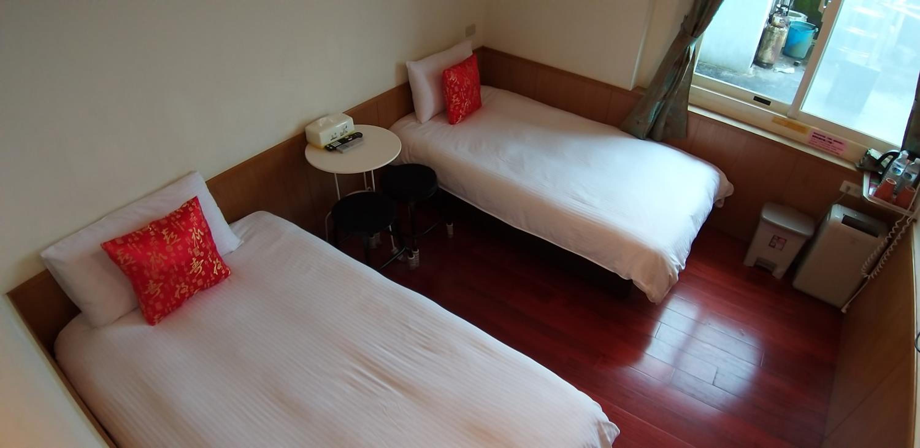 Standard Twin Room - Photo 3