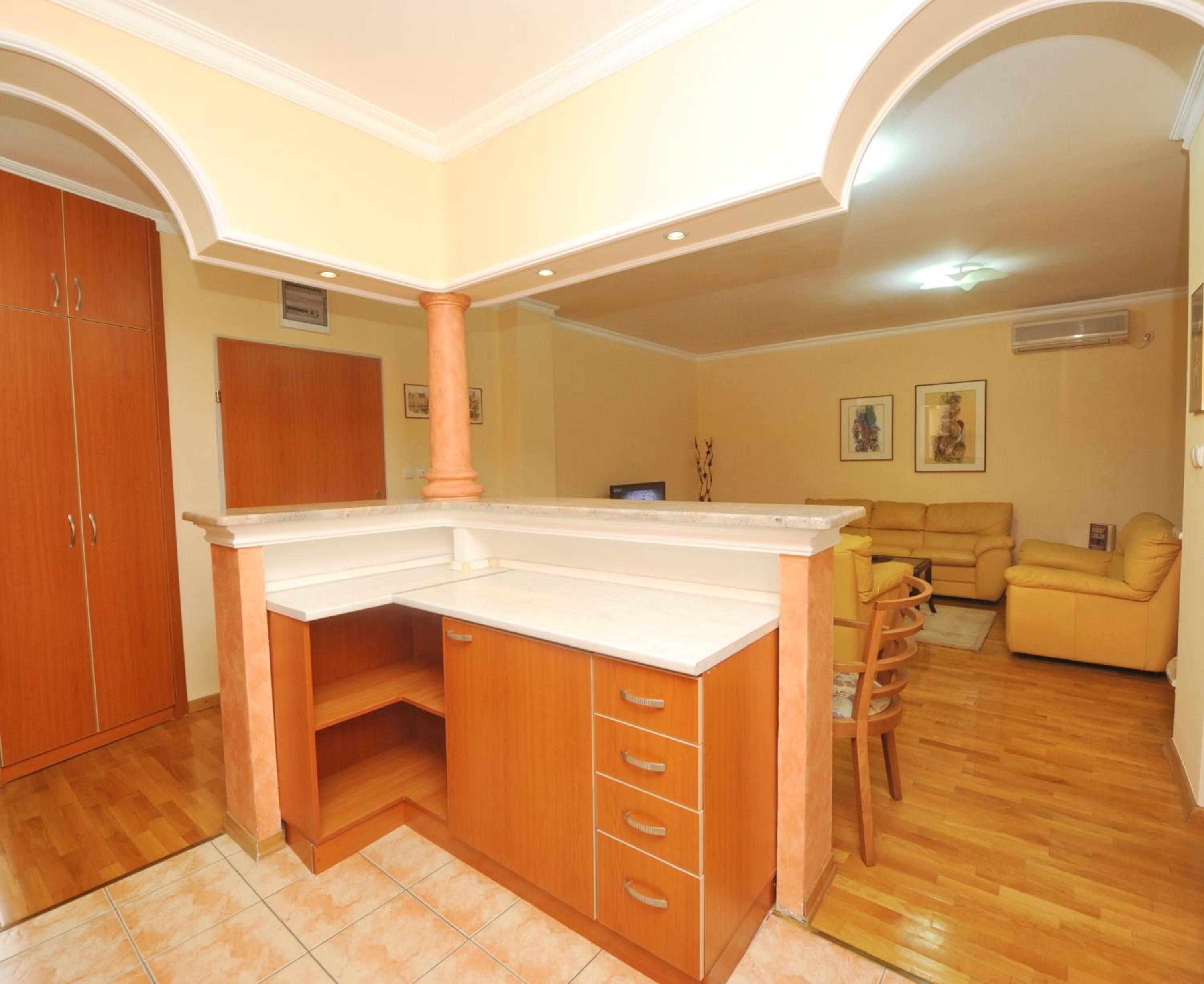 Royal One-Bedroom Apartment 5 - Marks Engels Str.  - Photo 5