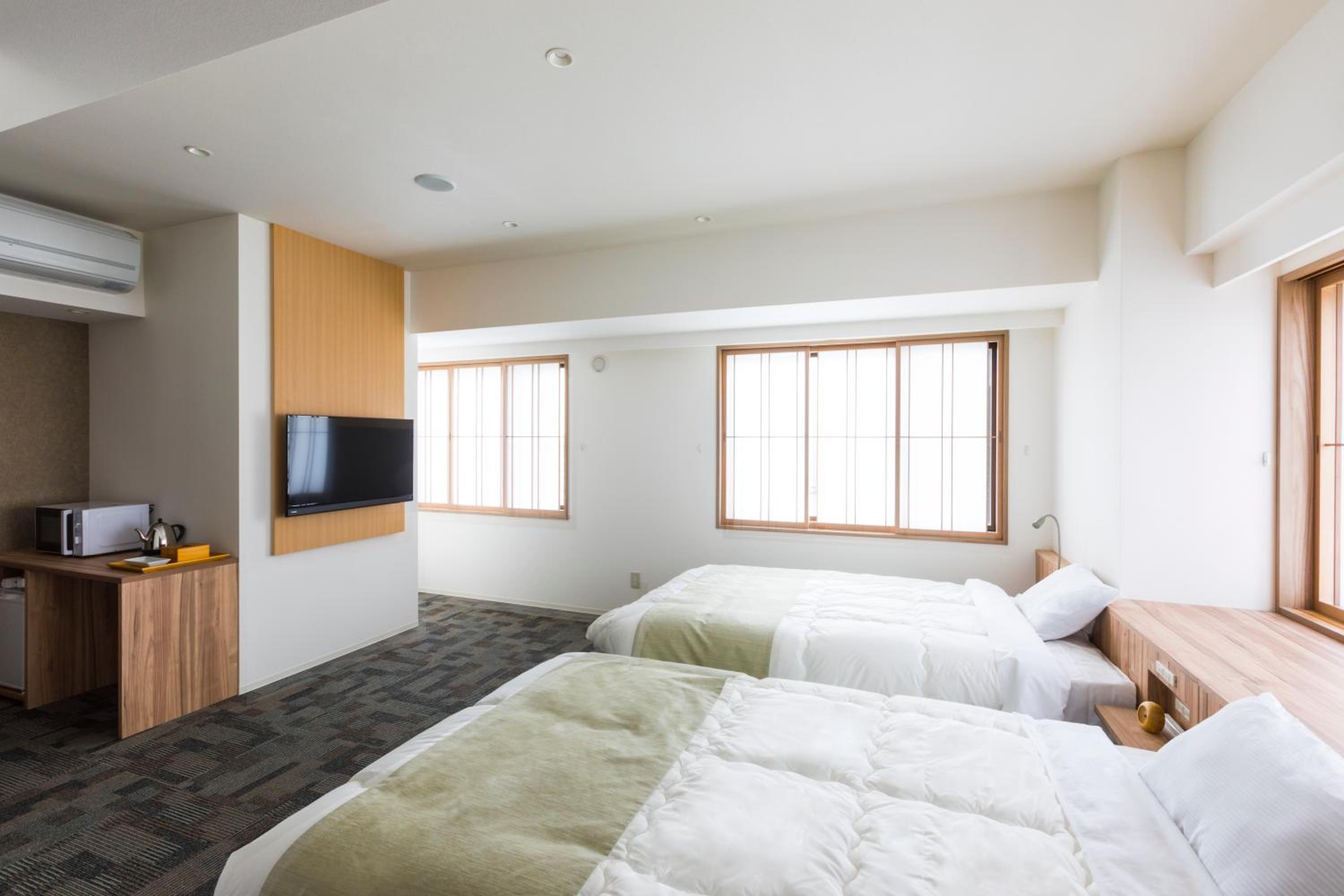 Deluxe Twin Room with Shared Bathroom - Non-Smoking photo 1
