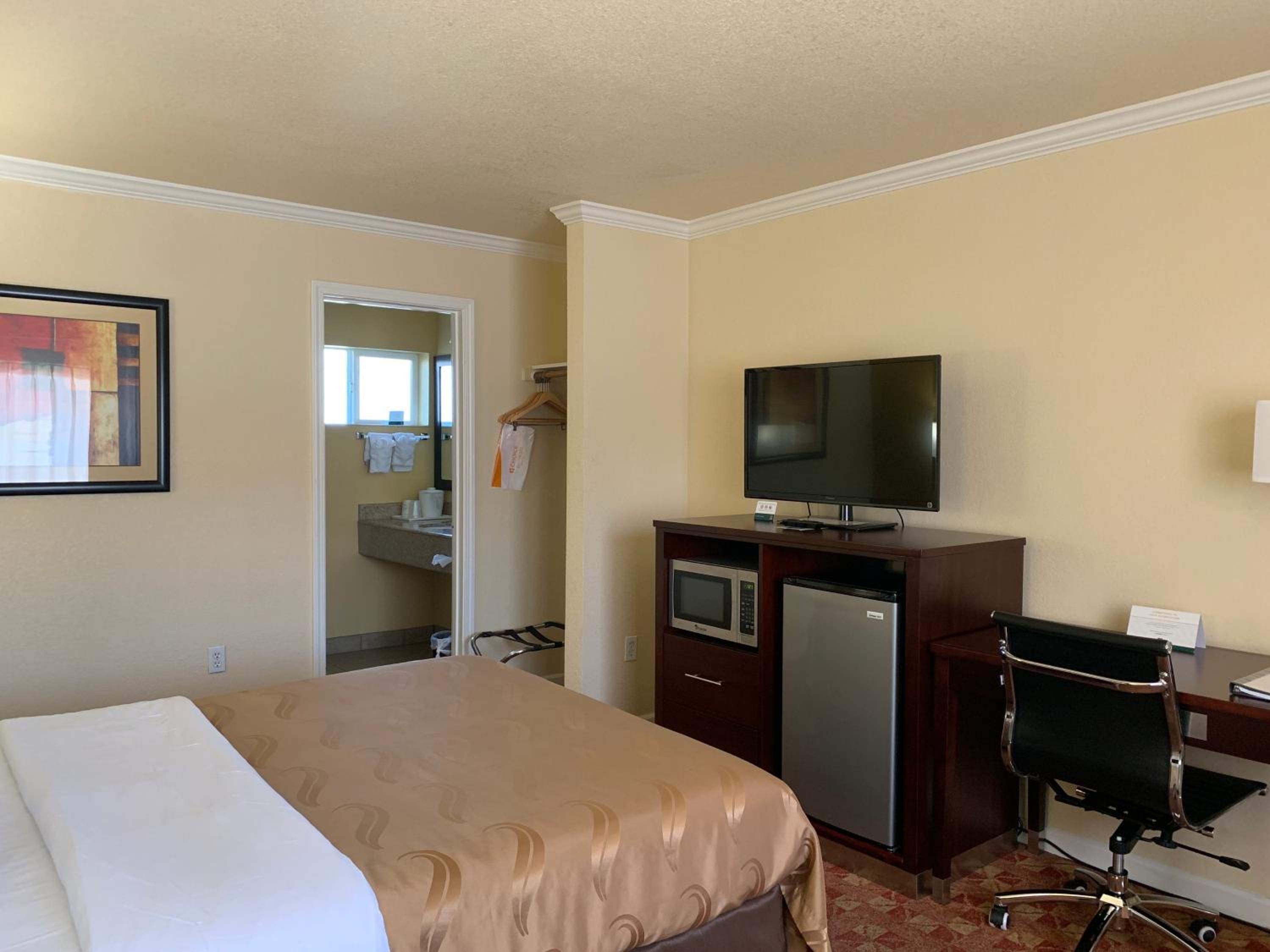 Queen Room - Non-Smoking - Photo 1