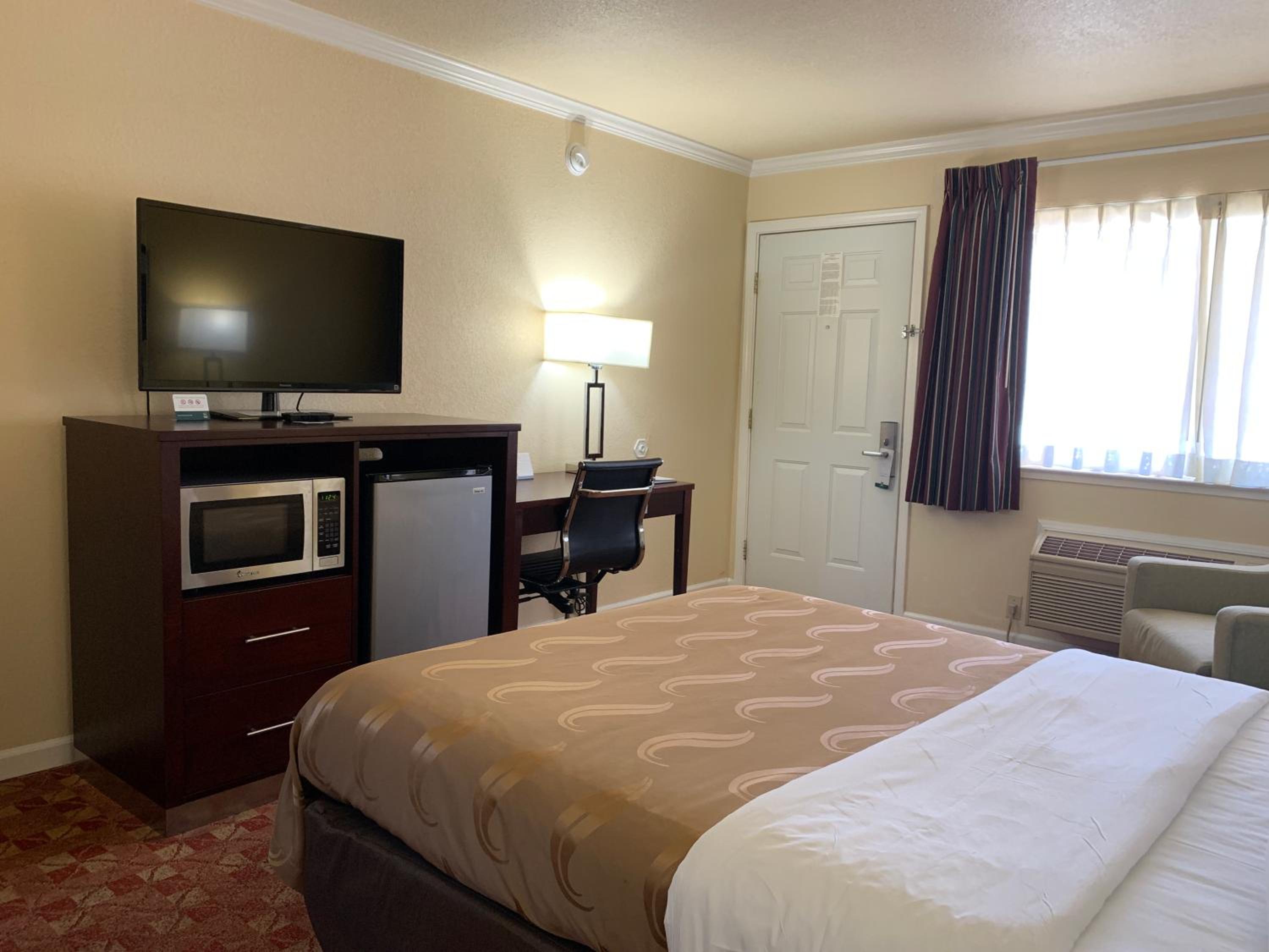 Queen Room - Non-Smoking - Photo 3