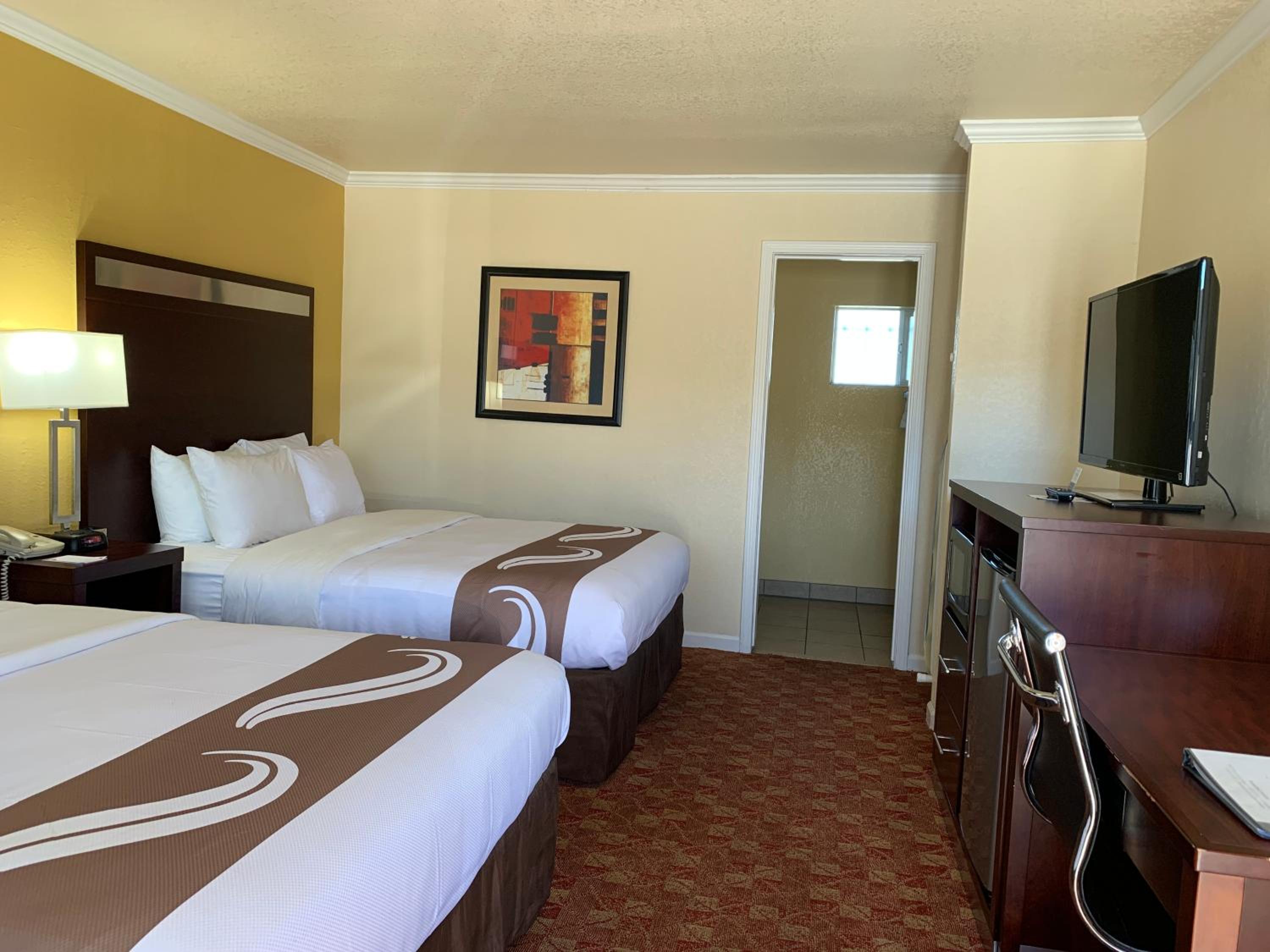 Queen Suite with Two Queen Beds - Non-Smoking - Photo 3