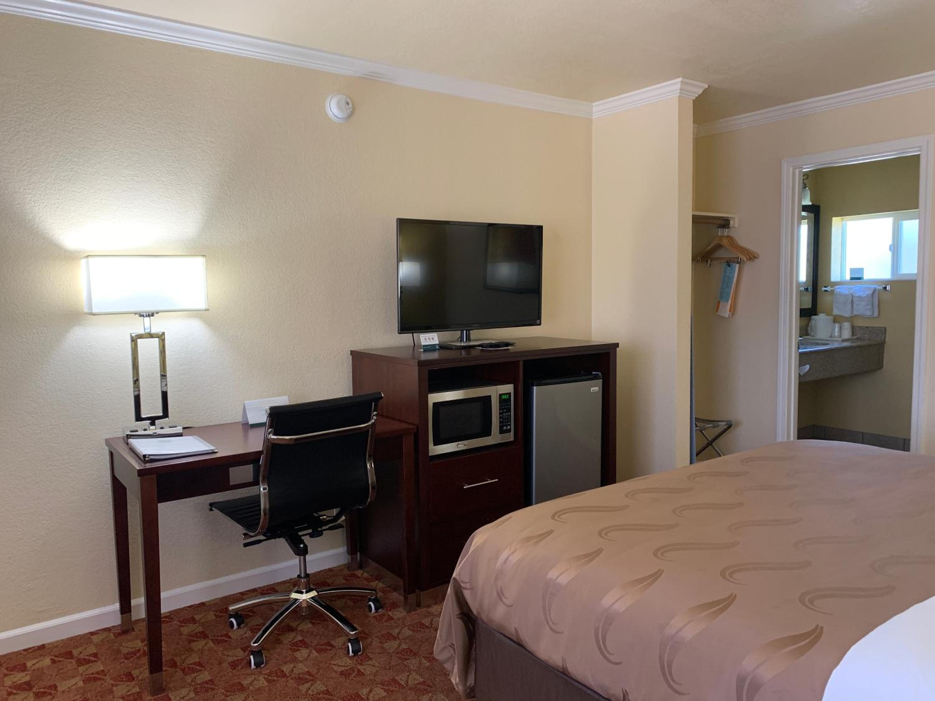 Queen Room - Non-Smoking - Photo 2