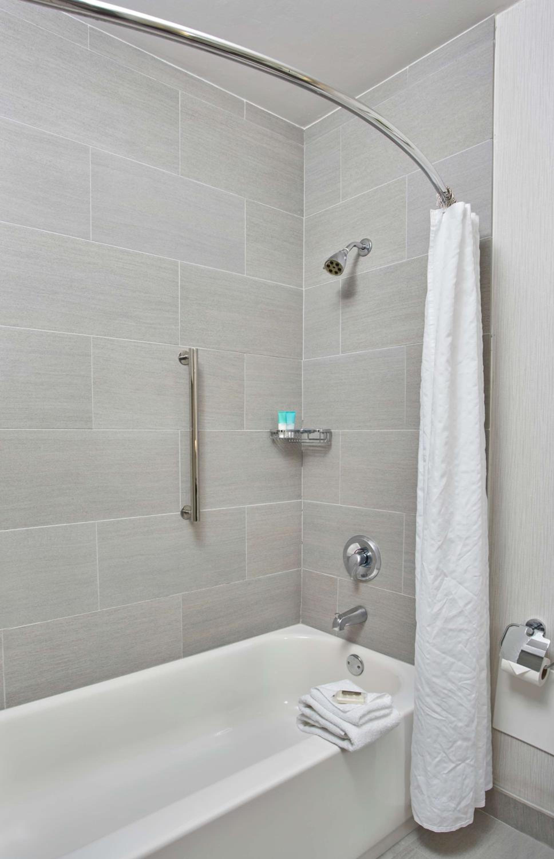 Queen Room with Two Queen Beds and Accessible Tub - Photo 5