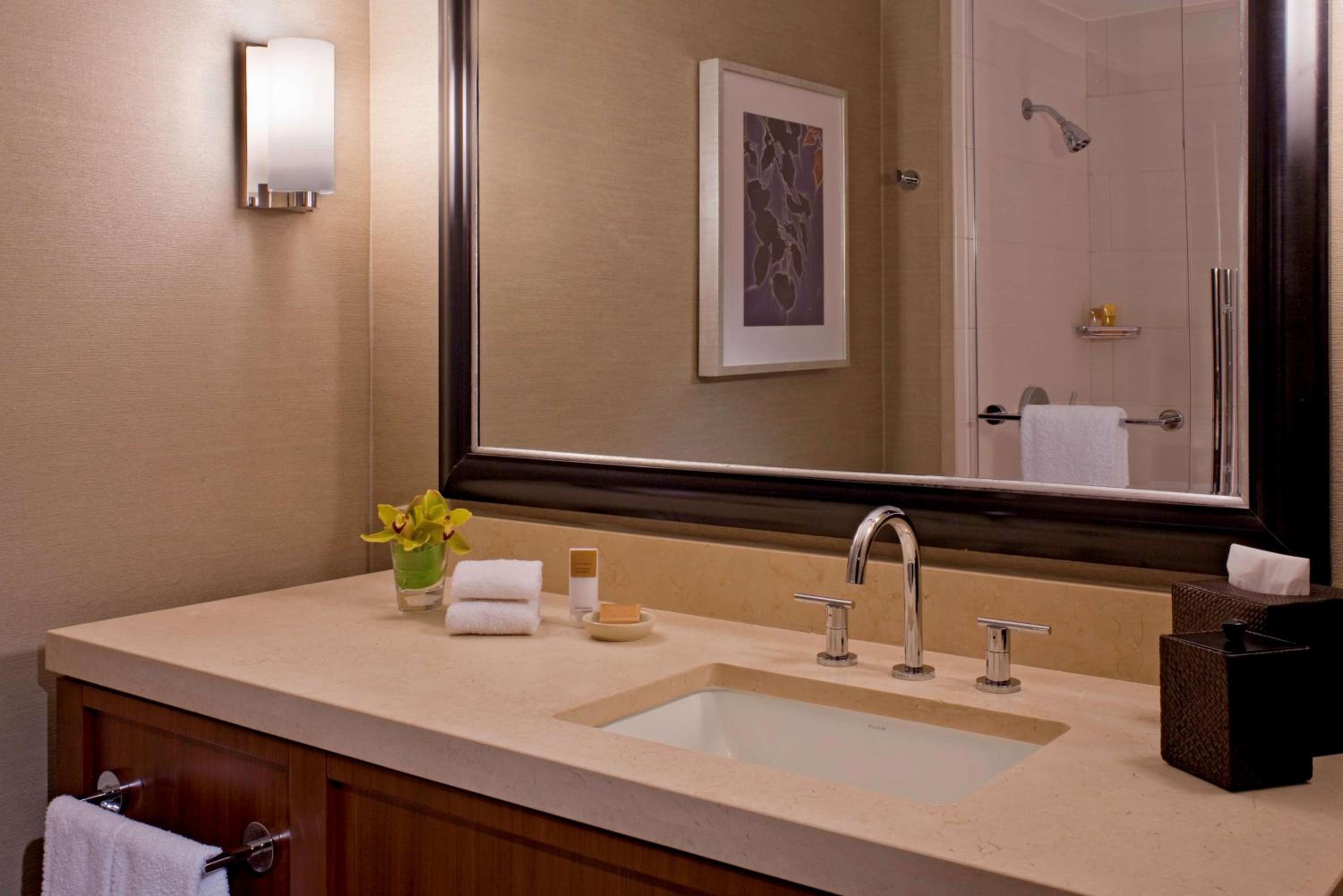 Double Room with Two Double Beds and View - Photo 6