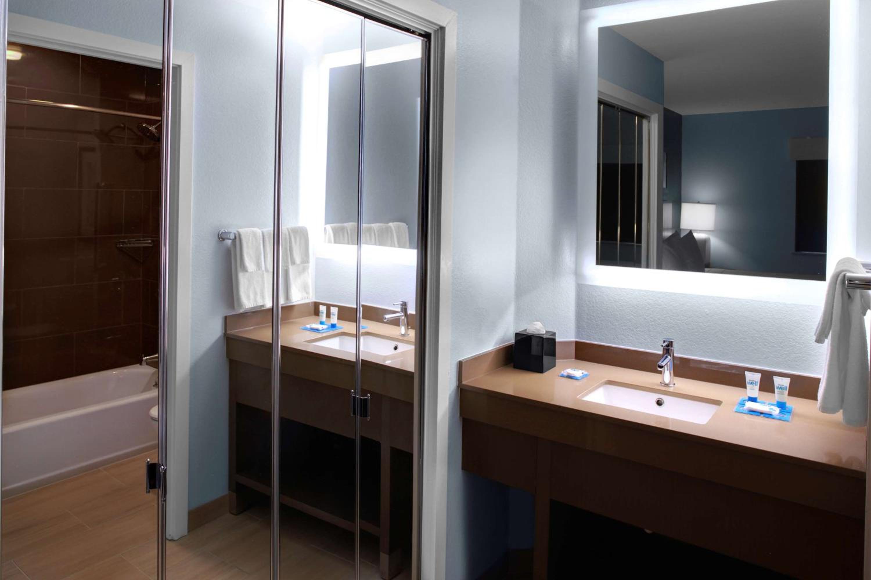 King Studio with Accessible Tub - Disability Access - Photo 2