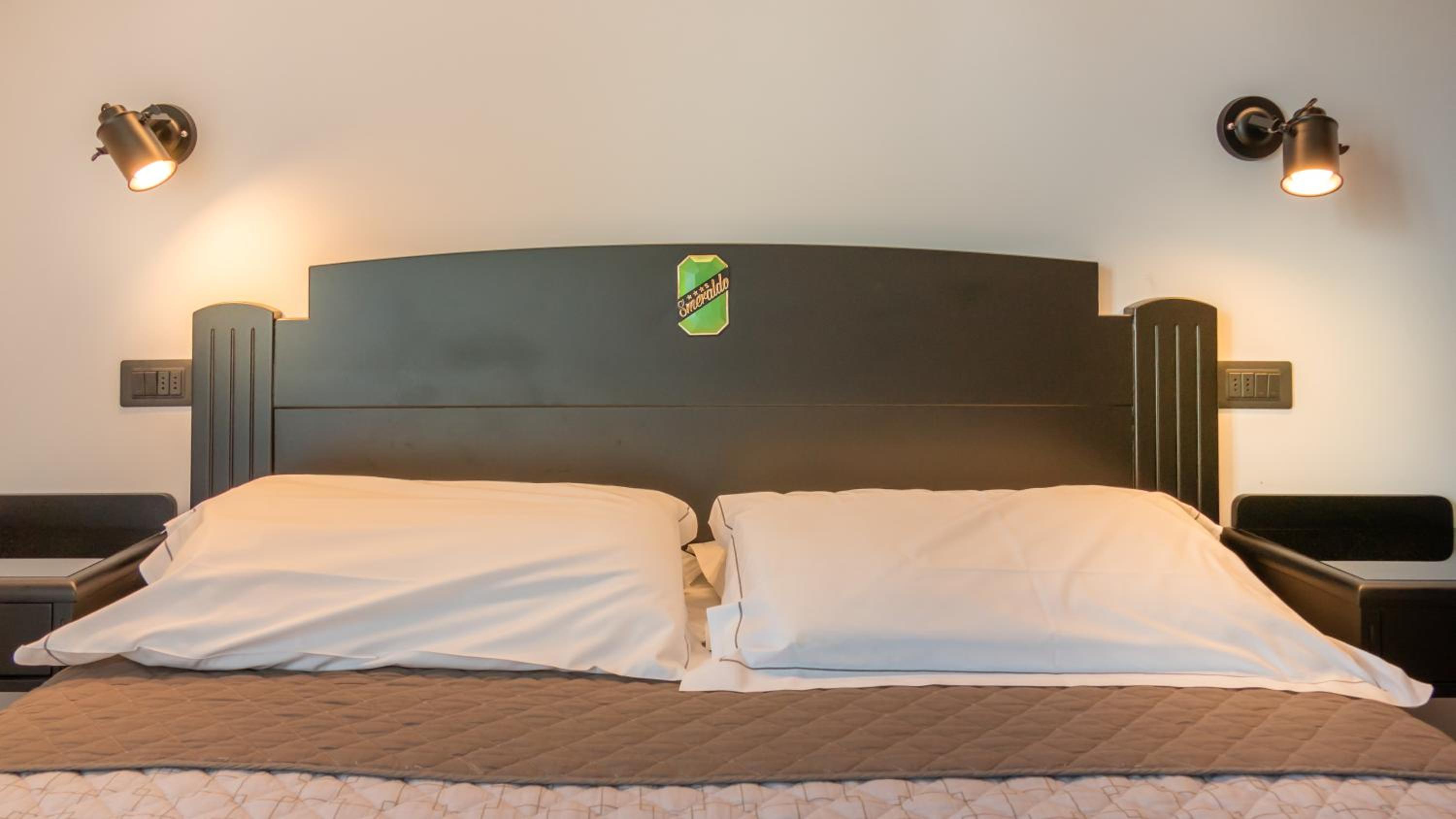 Deluxe Double Room with Lake View photo 2