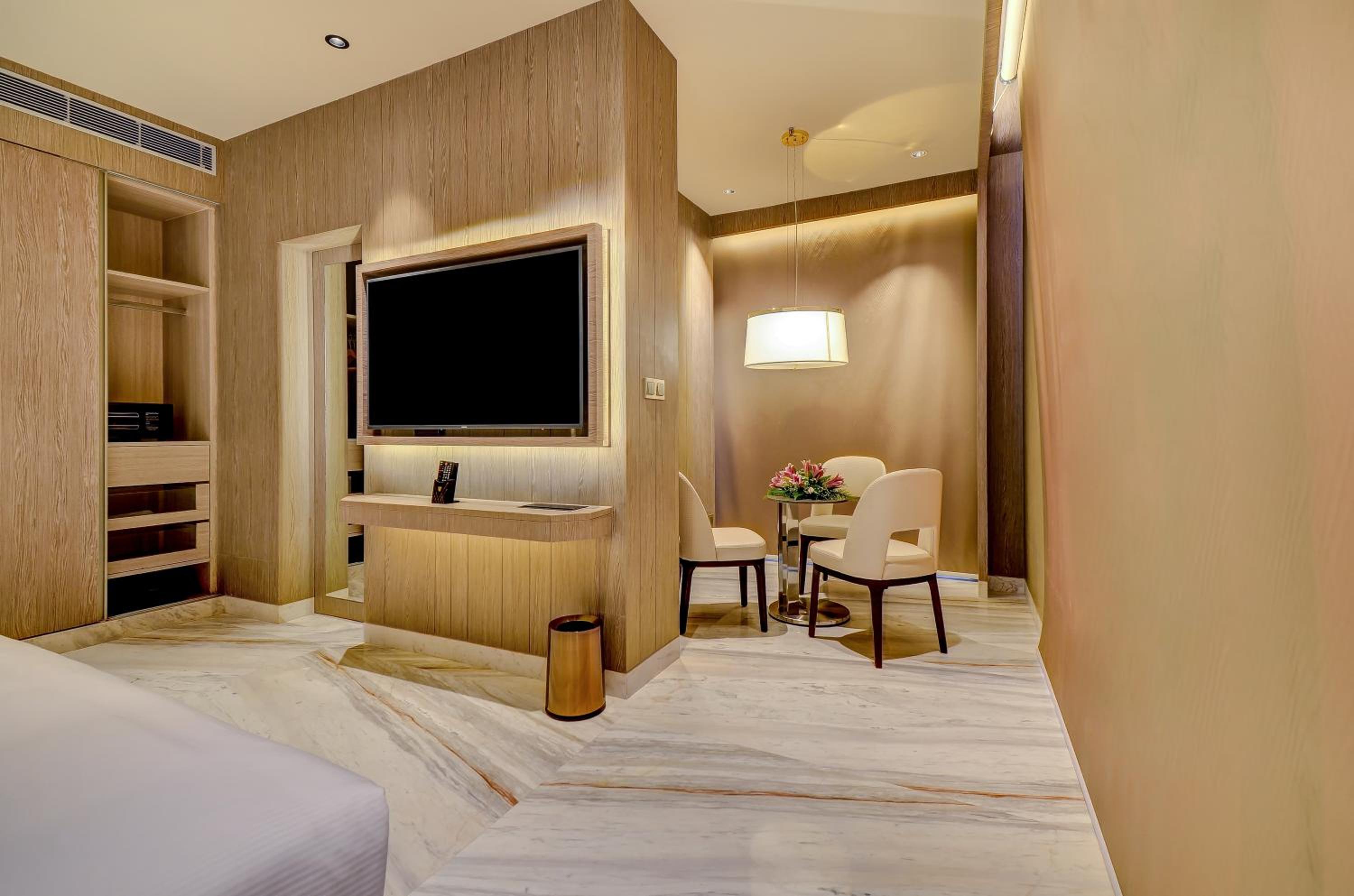 Executive Room - Photo 11