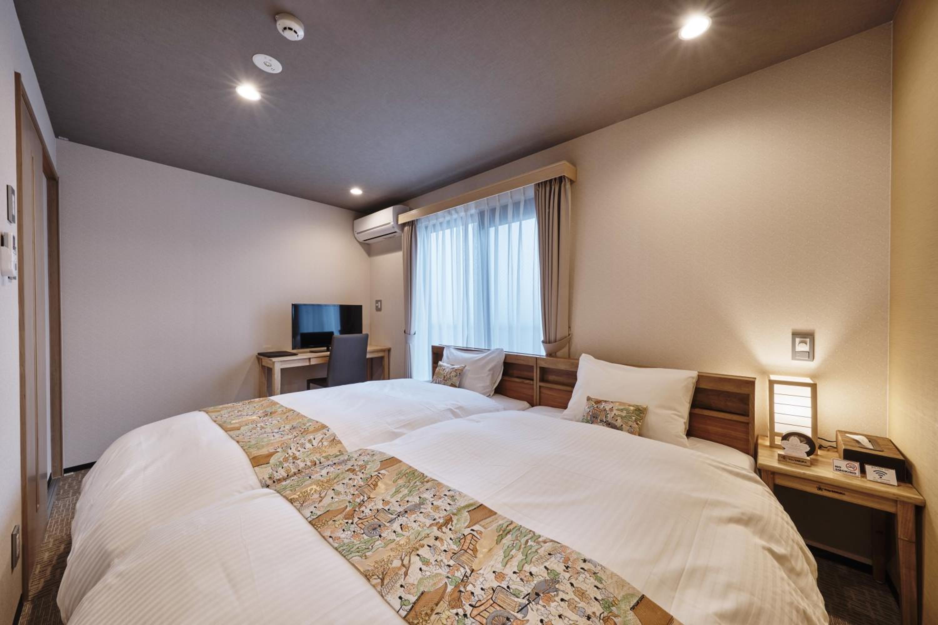 Economy Twin Room - Photo 16