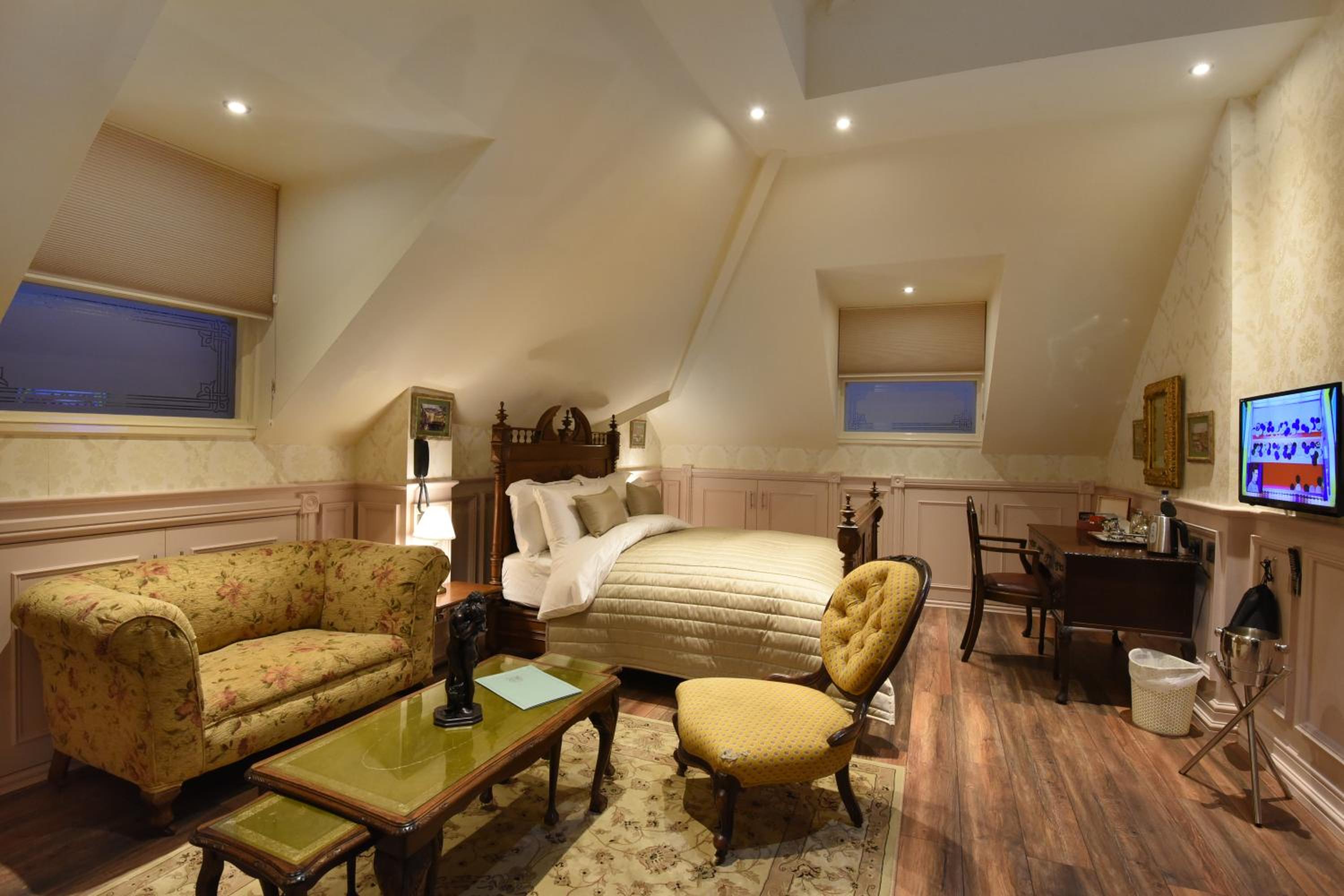 Deluxe King Suite photo 1