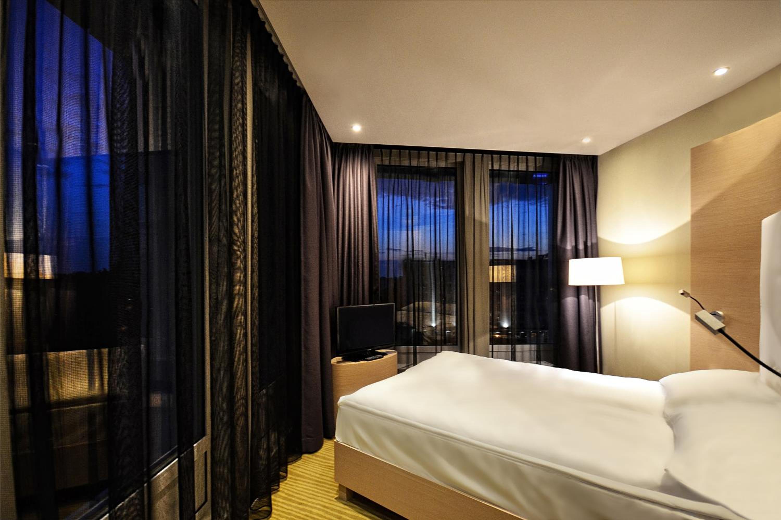 Queen Room - Disability Access photo 3
