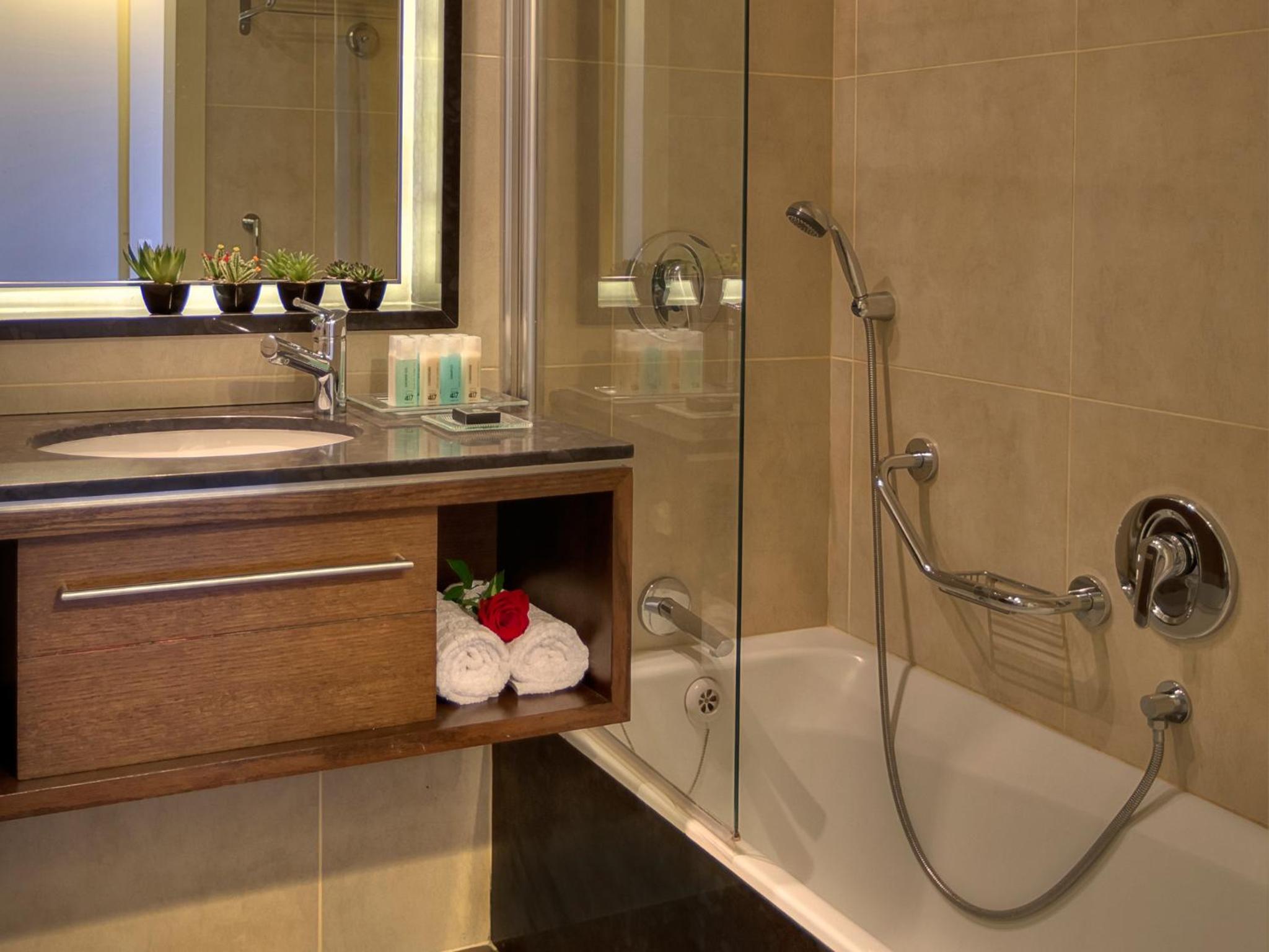 Executive Suite - Photo 4
