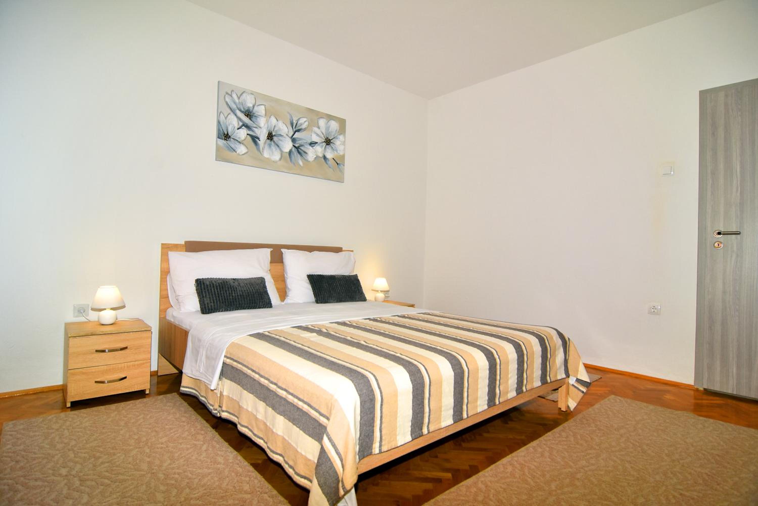 One-Bedroom Apartment - Photo 1