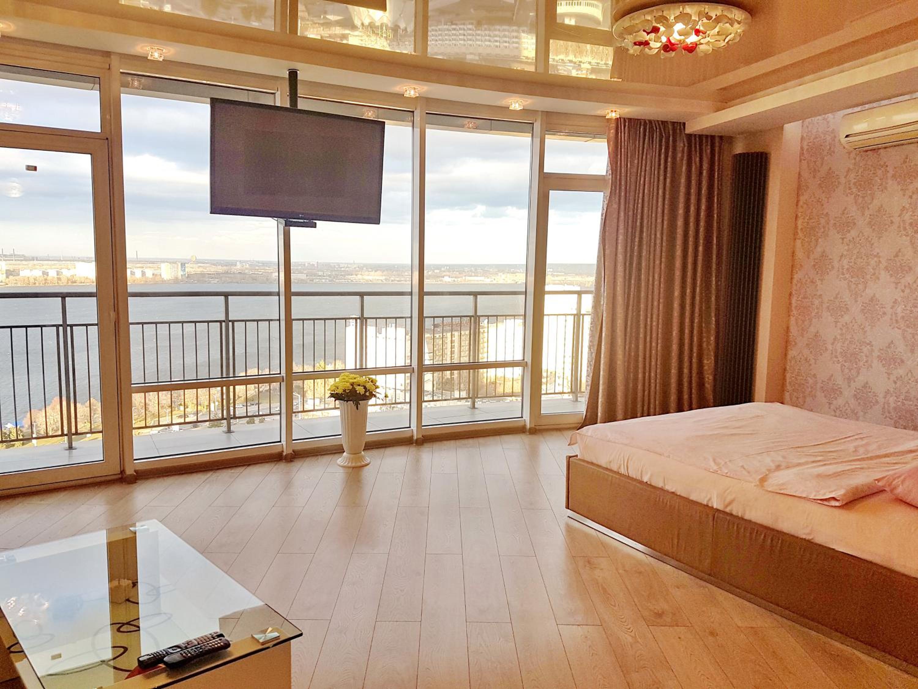 Suite with Spa Bath, Balcony and River View