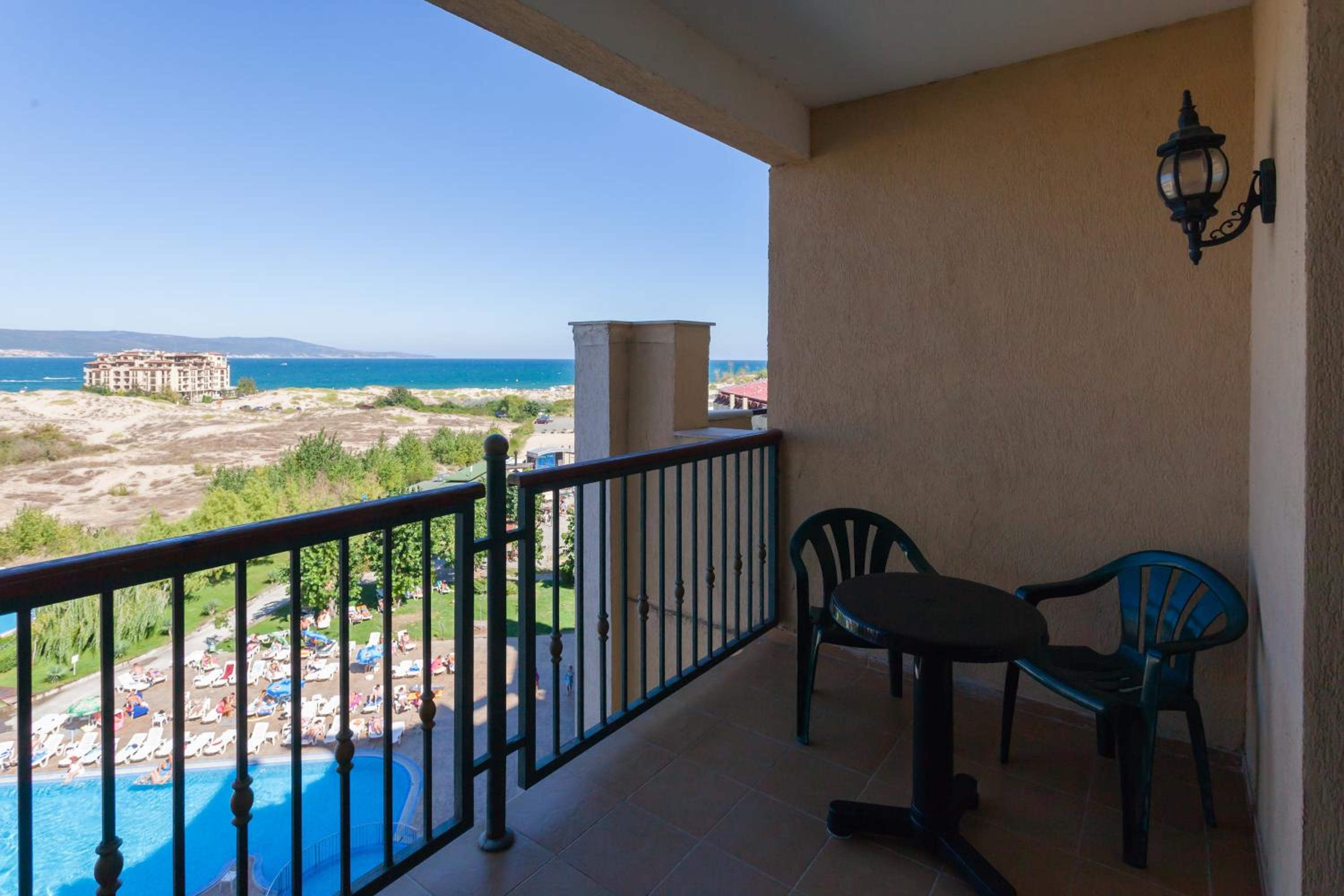 Deluxe Double or Twin Room with Side Sea View