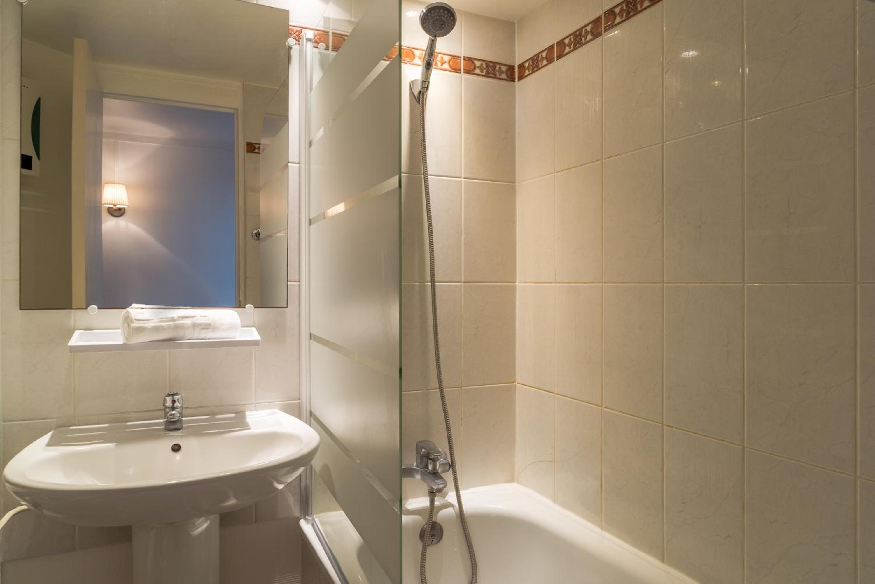 Standard Twin Room - Photo 6
