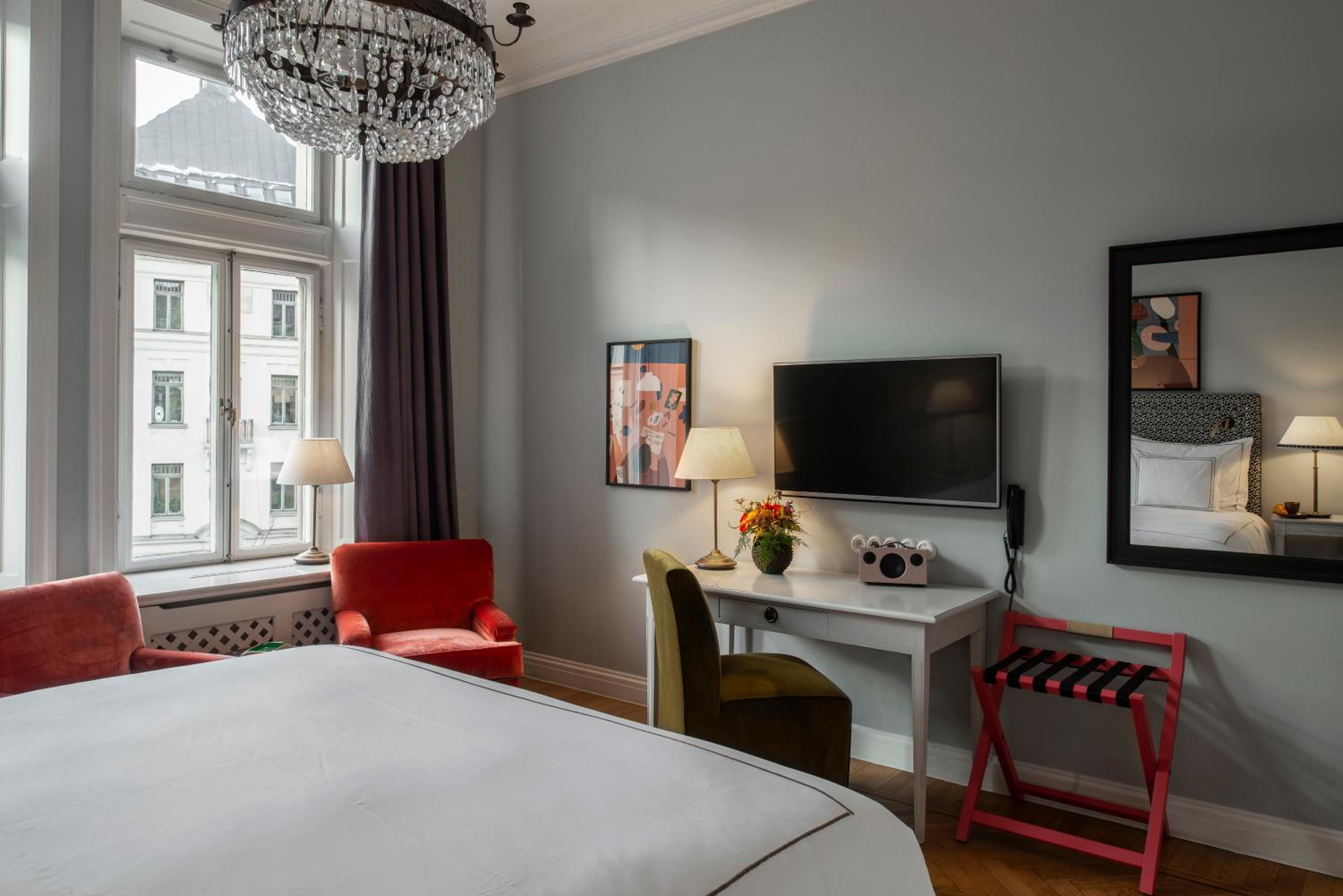 Superior King Room thumbnail 6