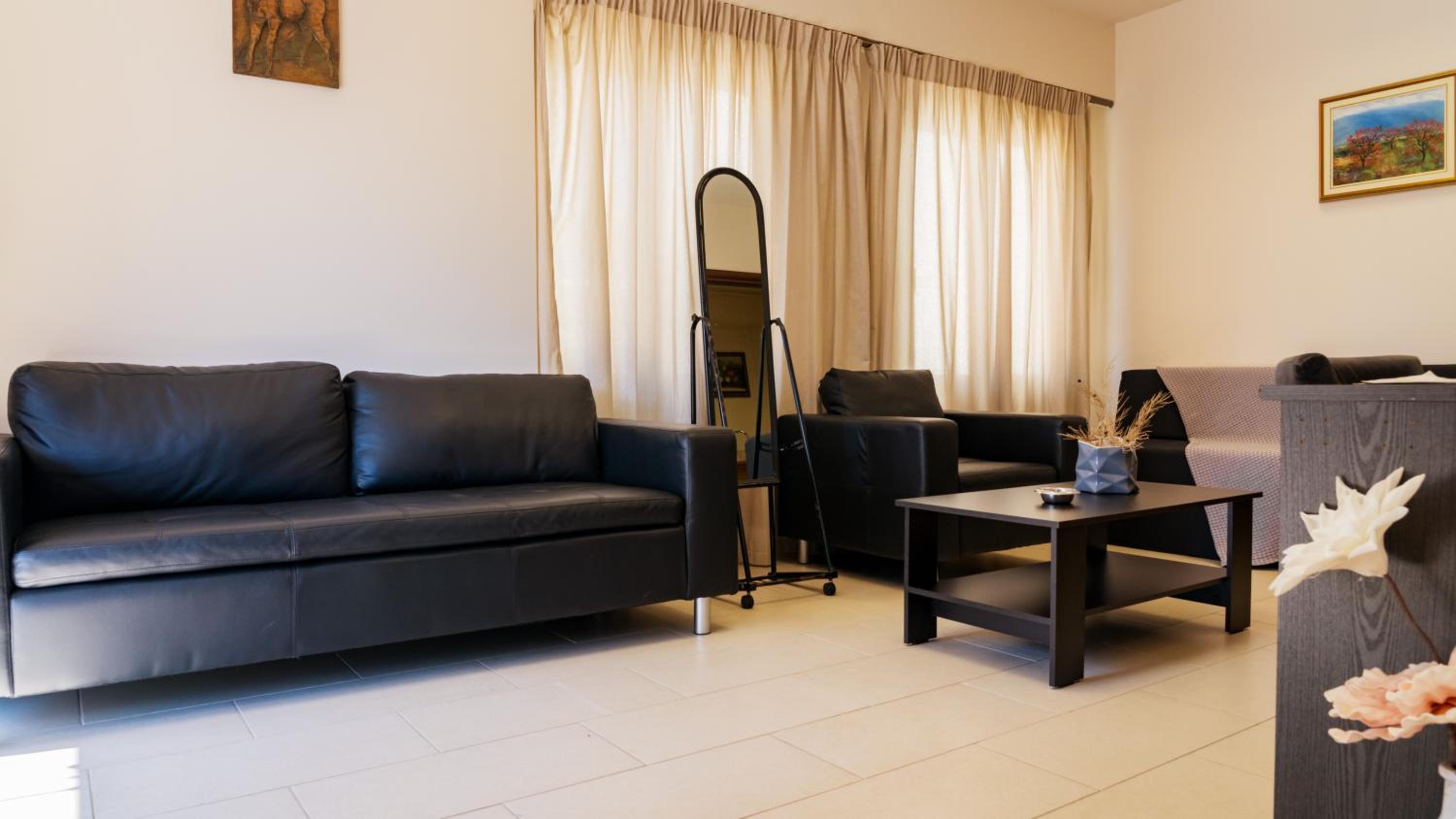 One-Bedroom Apartment photo 1