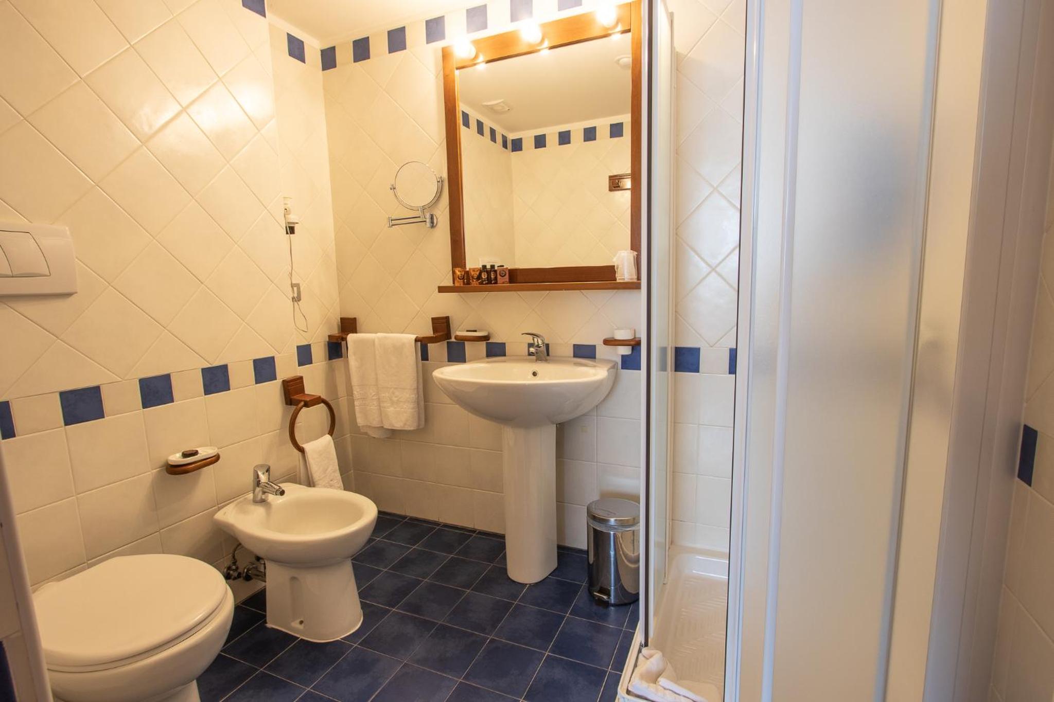 Double Room - Photo 5