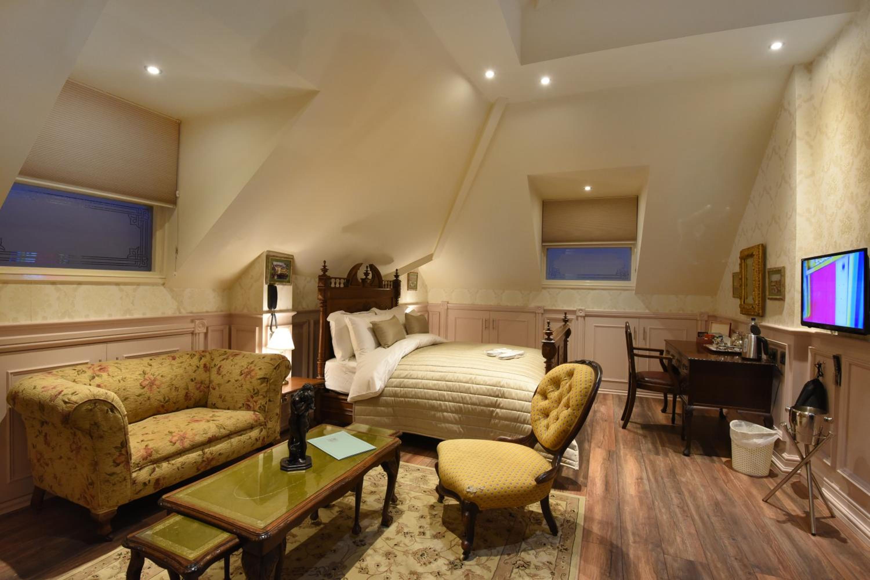 Deluxe King Suite photo 2