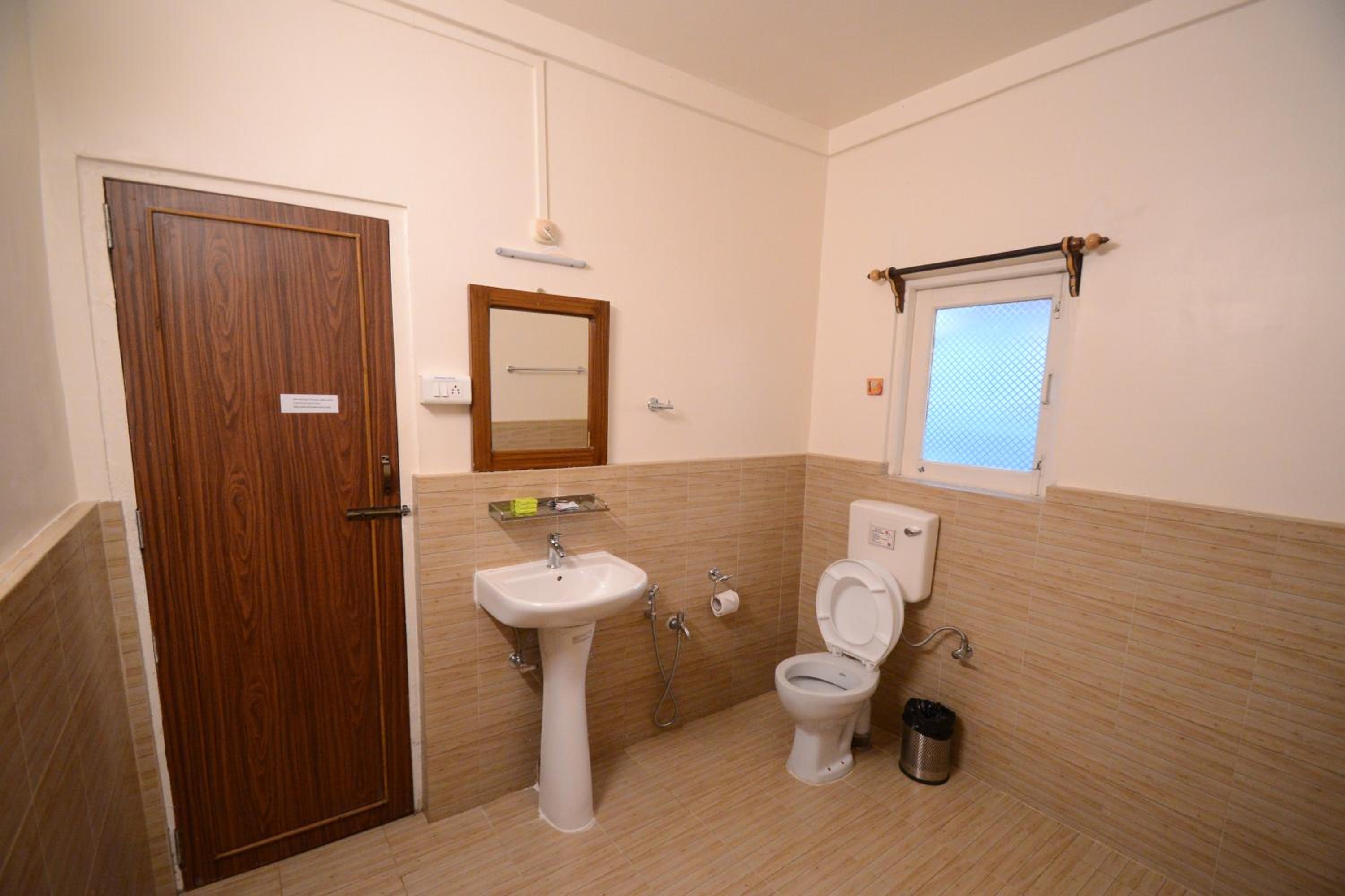 Basic Triple Room With Shared Bathroom photo 2