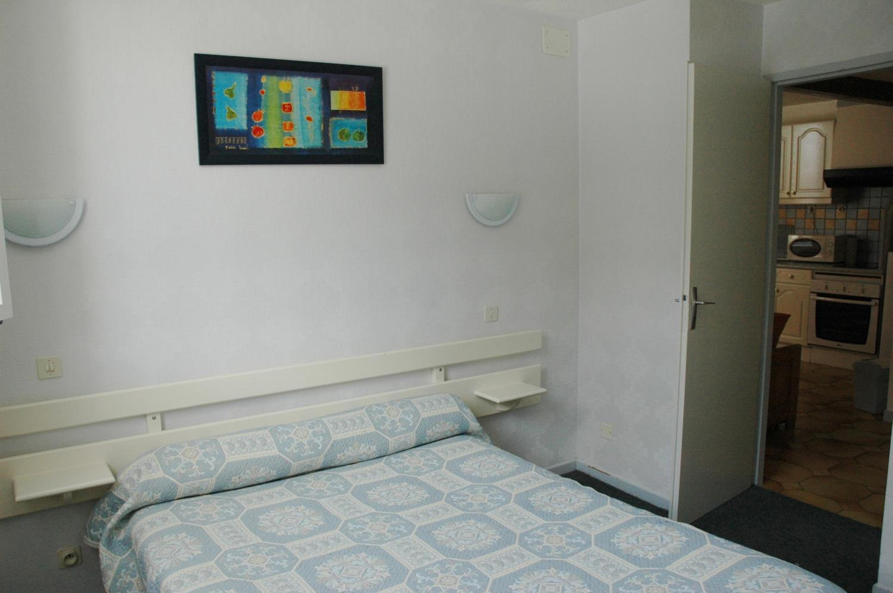 One-Bedroom Apartment photo 3