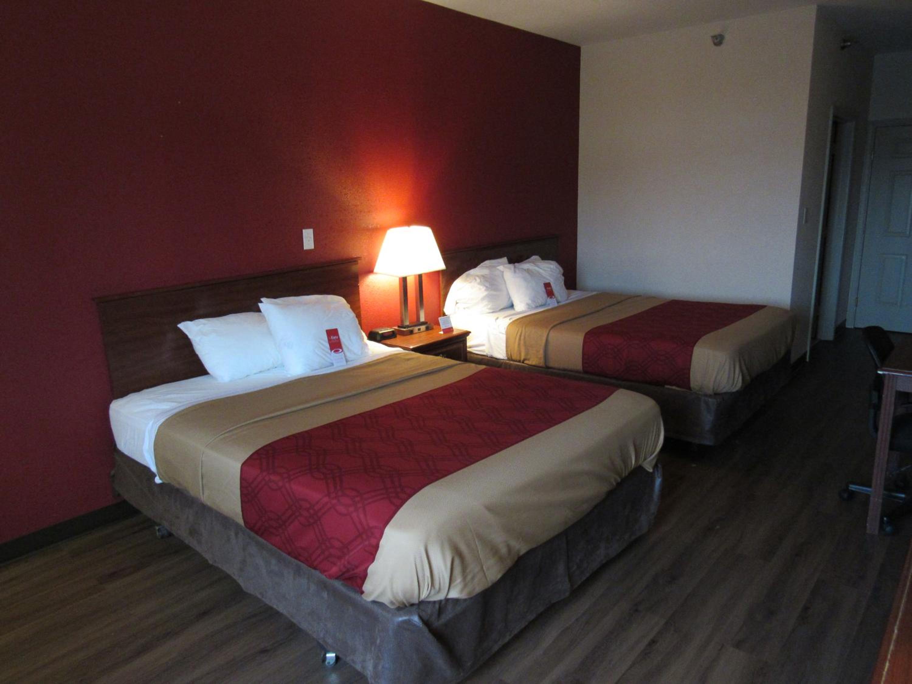 Standard Queen Room with Two Queen Beds - Non-Smoking - Photo 4