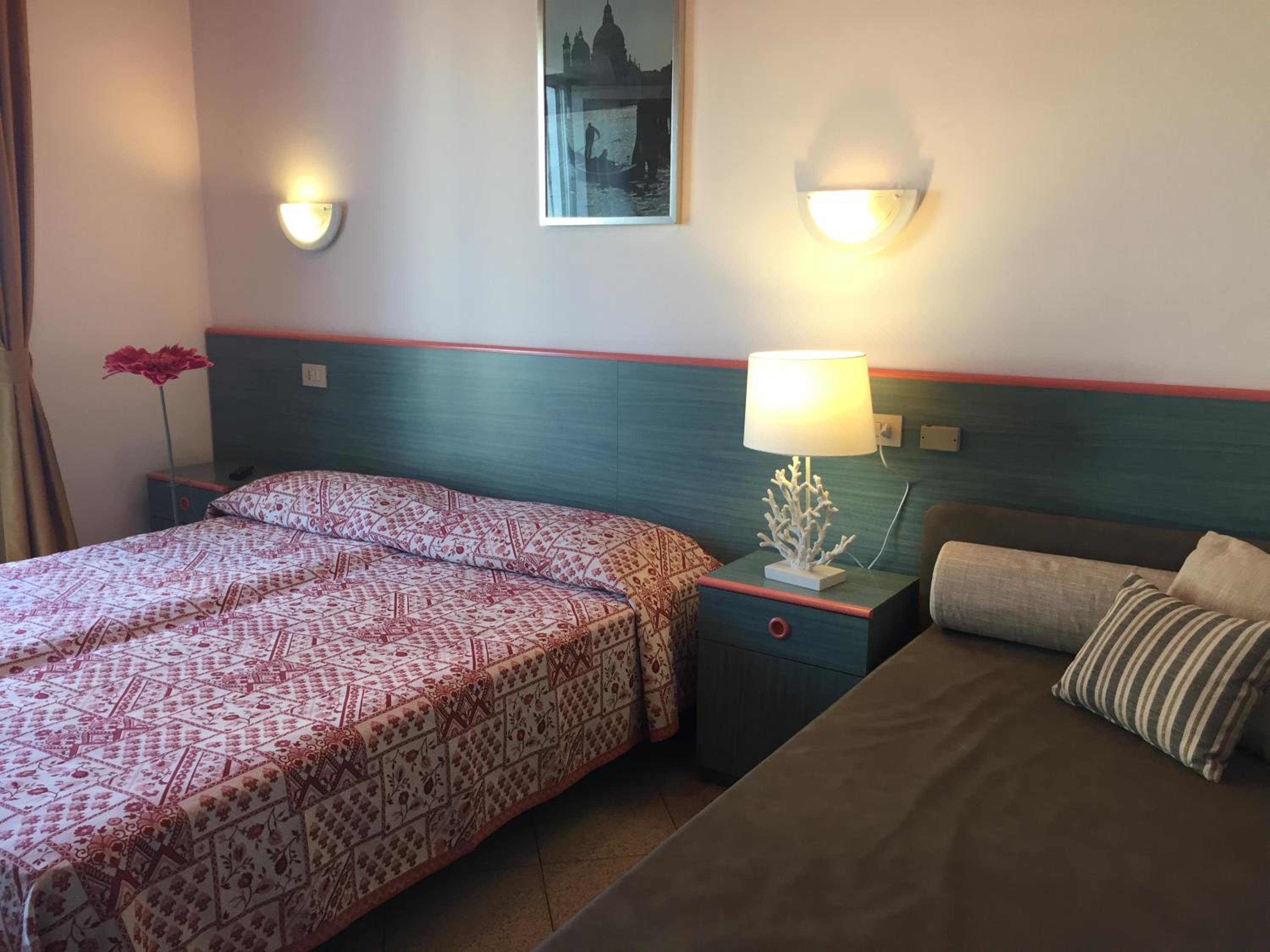 Large Double or Twin Room - Photo 1