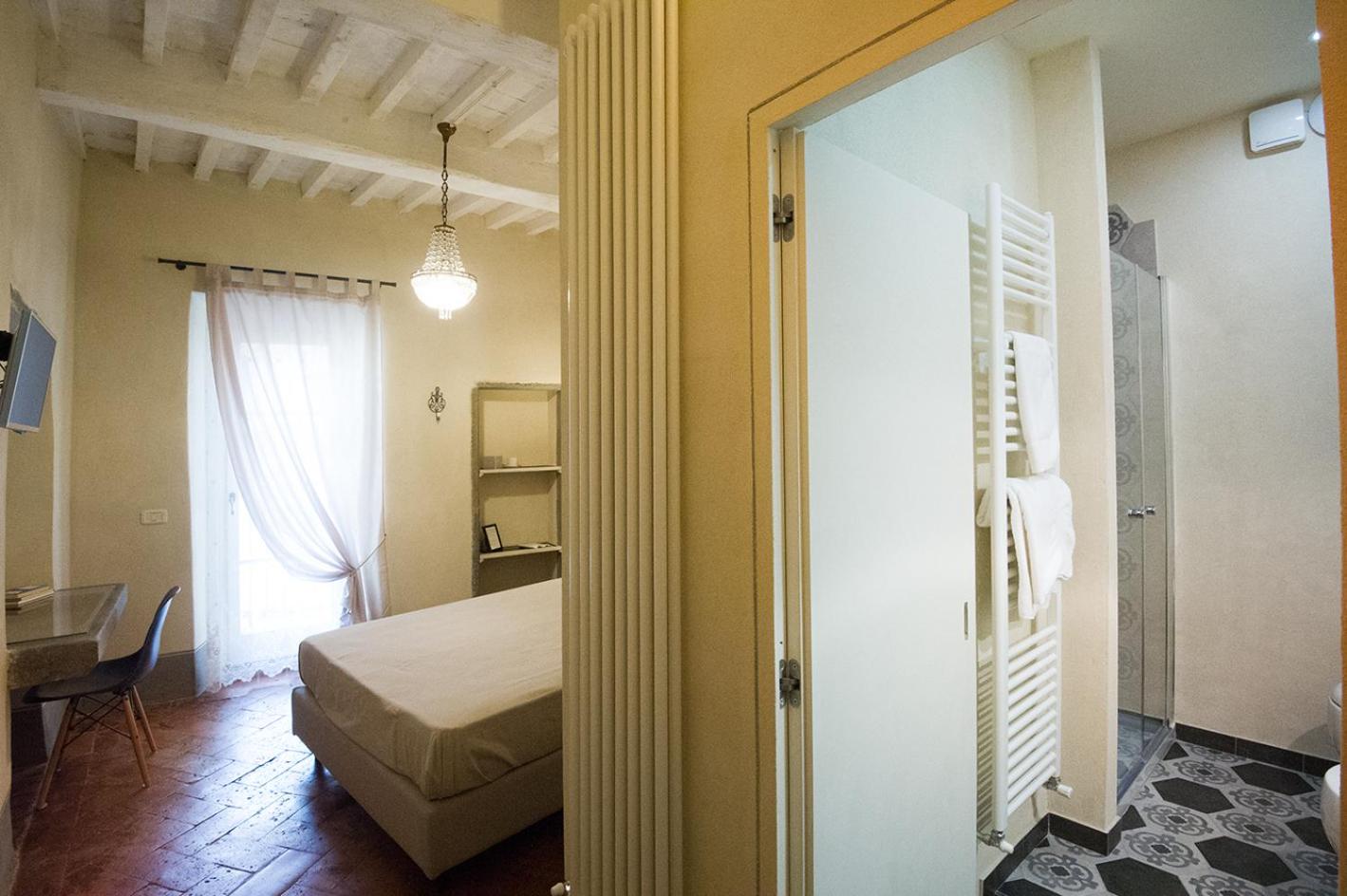 Double Room with Balcony - Photo 7