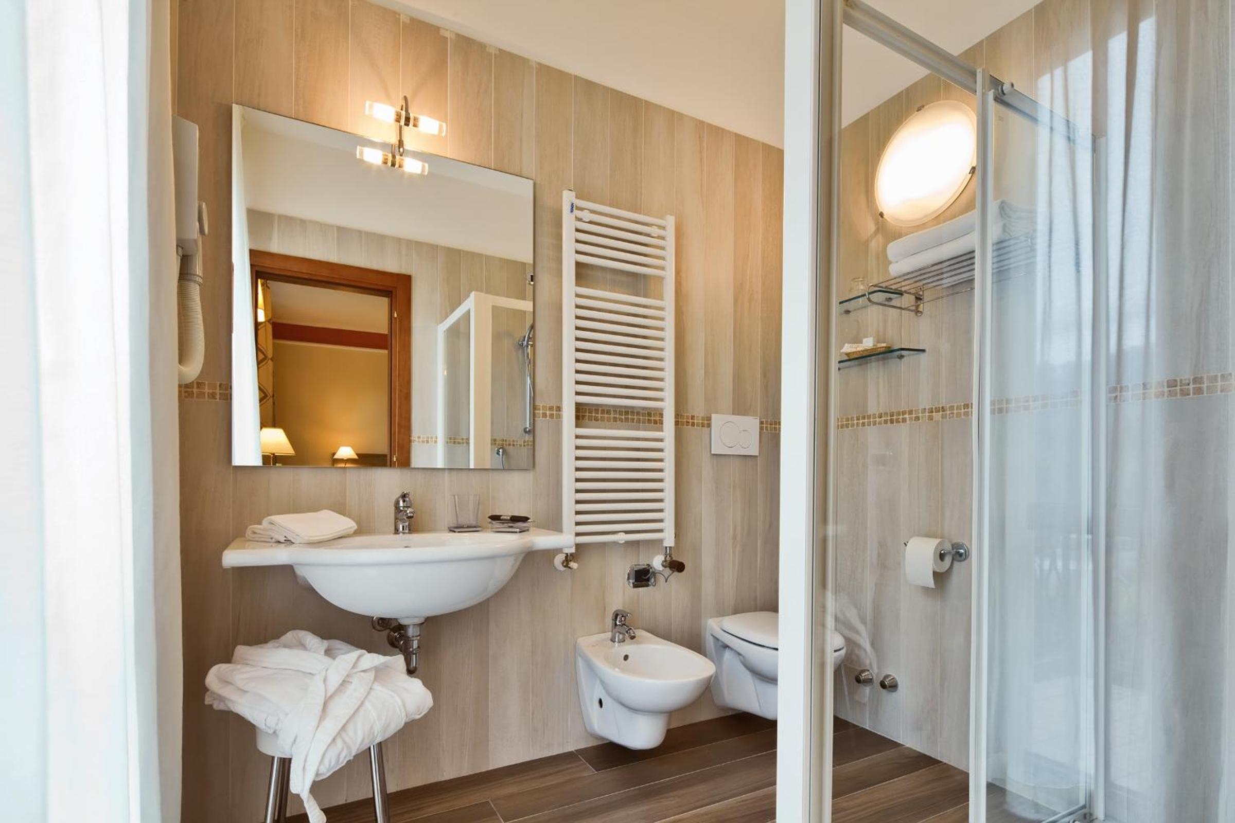 Double or Twin Room - Photo 9