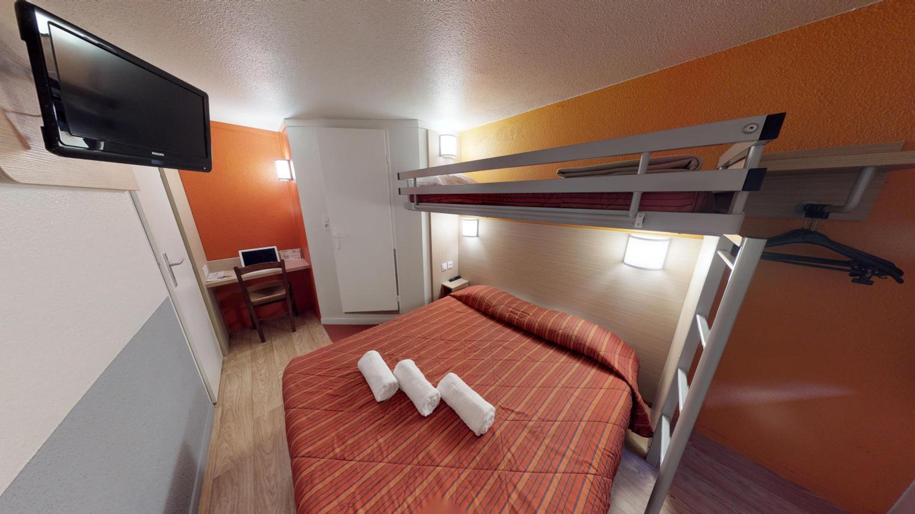 Triple Room (1 Double Bed + 1 Single Bed) - Photo 9