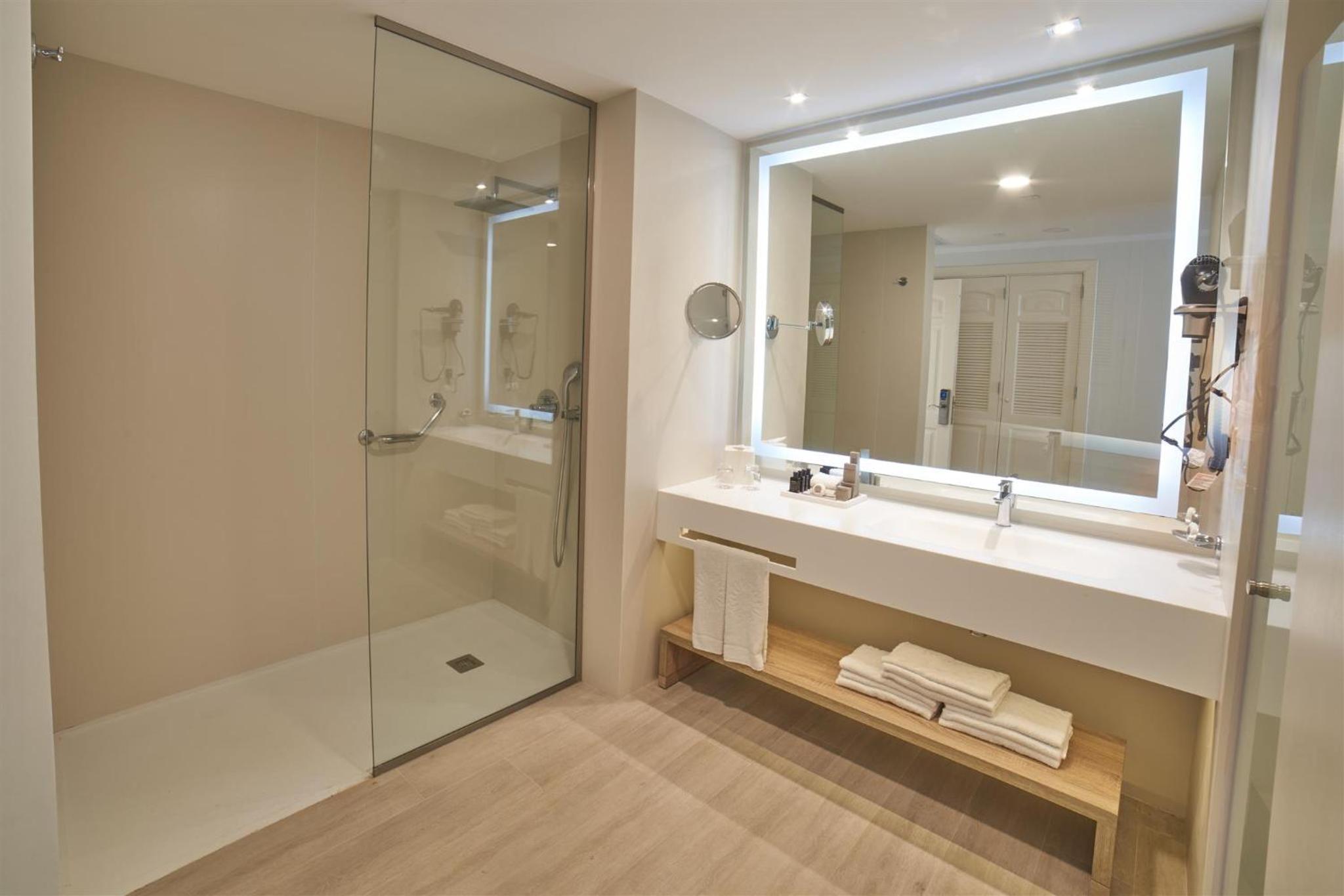 Junior Suite Deluxe Swim Up Corner (1 Adult)