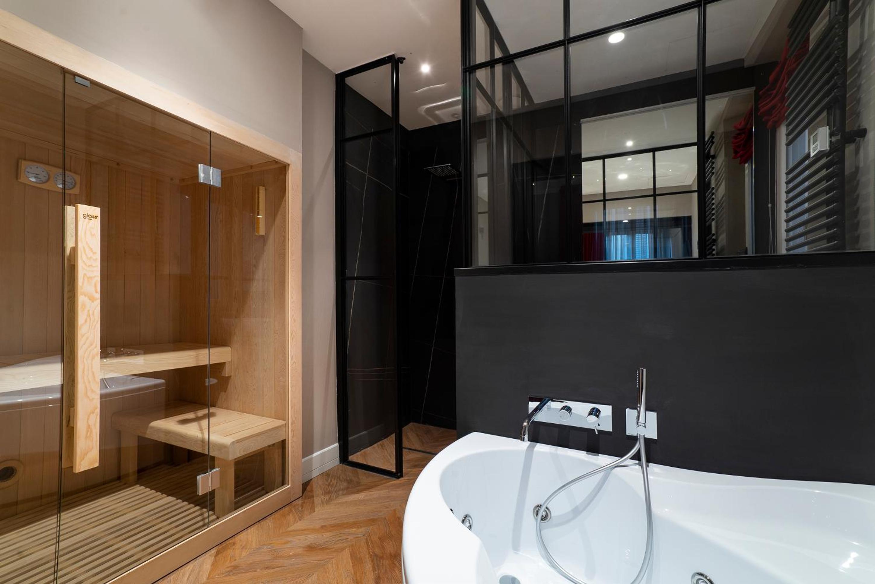 Suite with Spa Bath and Sauna photo 3