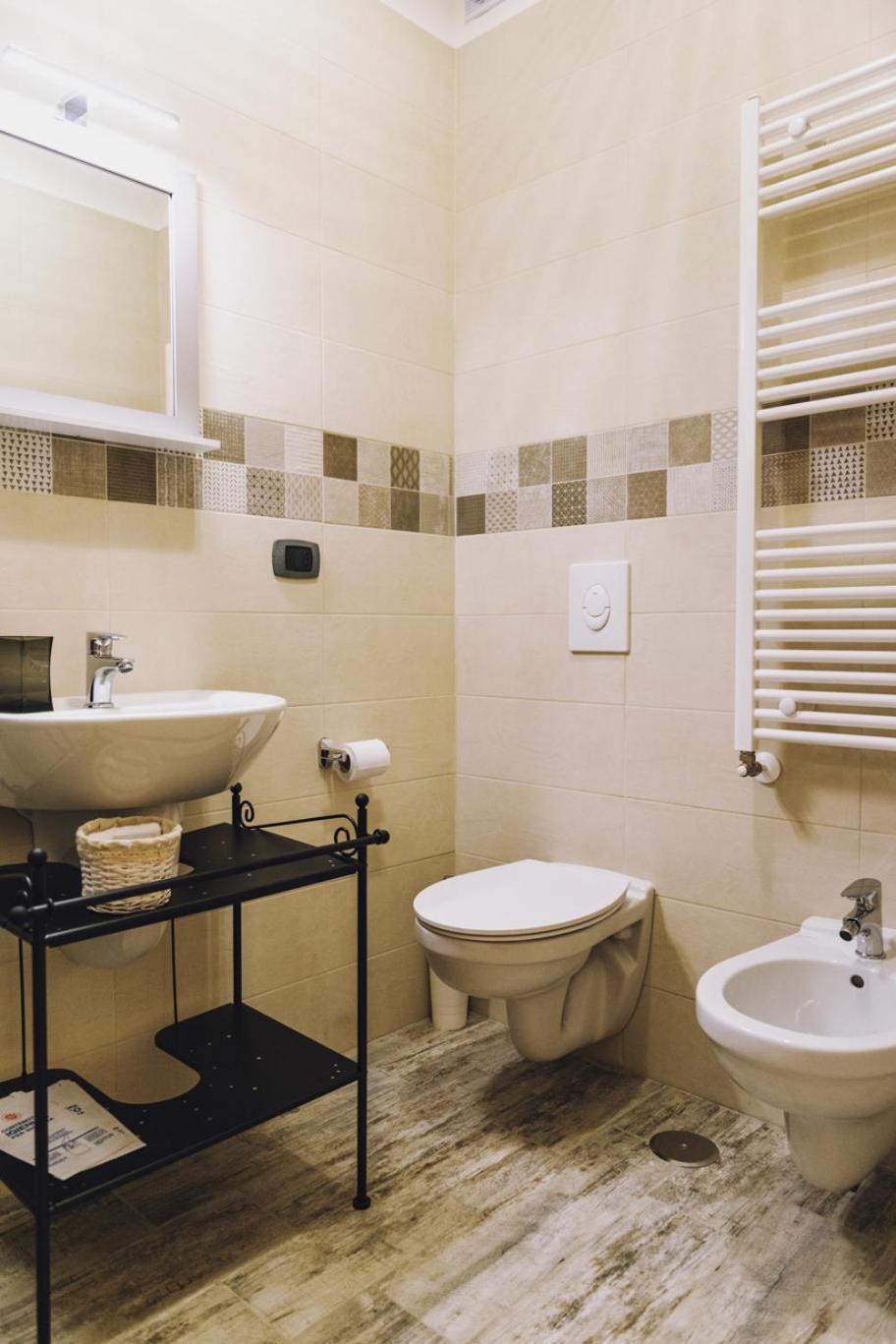 Double Room with Private Bathroom - Photo 6