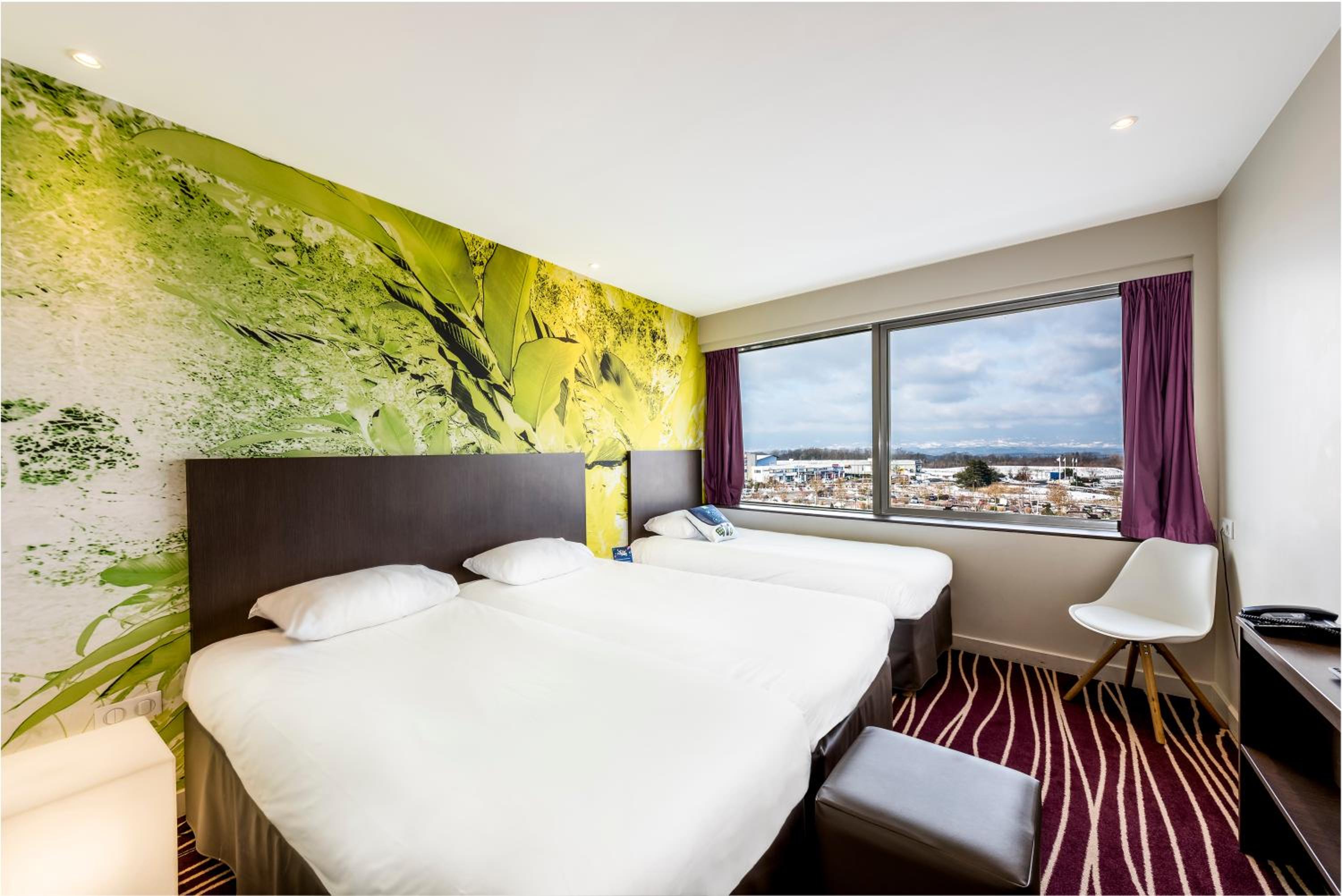 Standard Double Room with One Double and One Single Bed - Non-Smoking - Photo 1