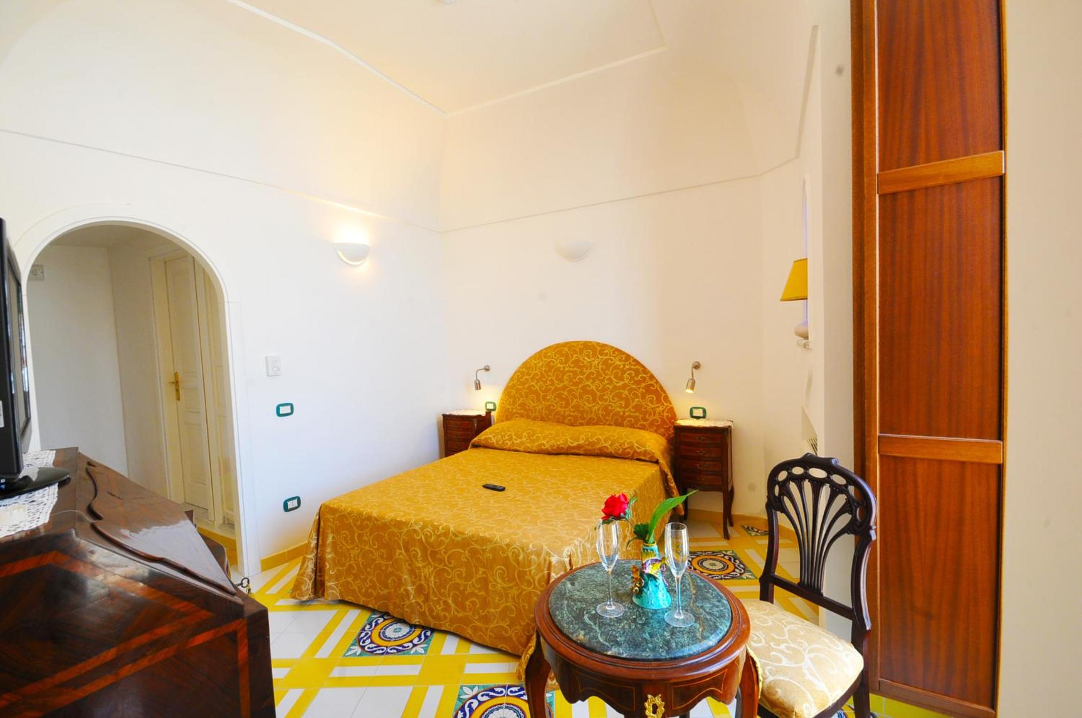 Double Room with Balcony - Photo 8